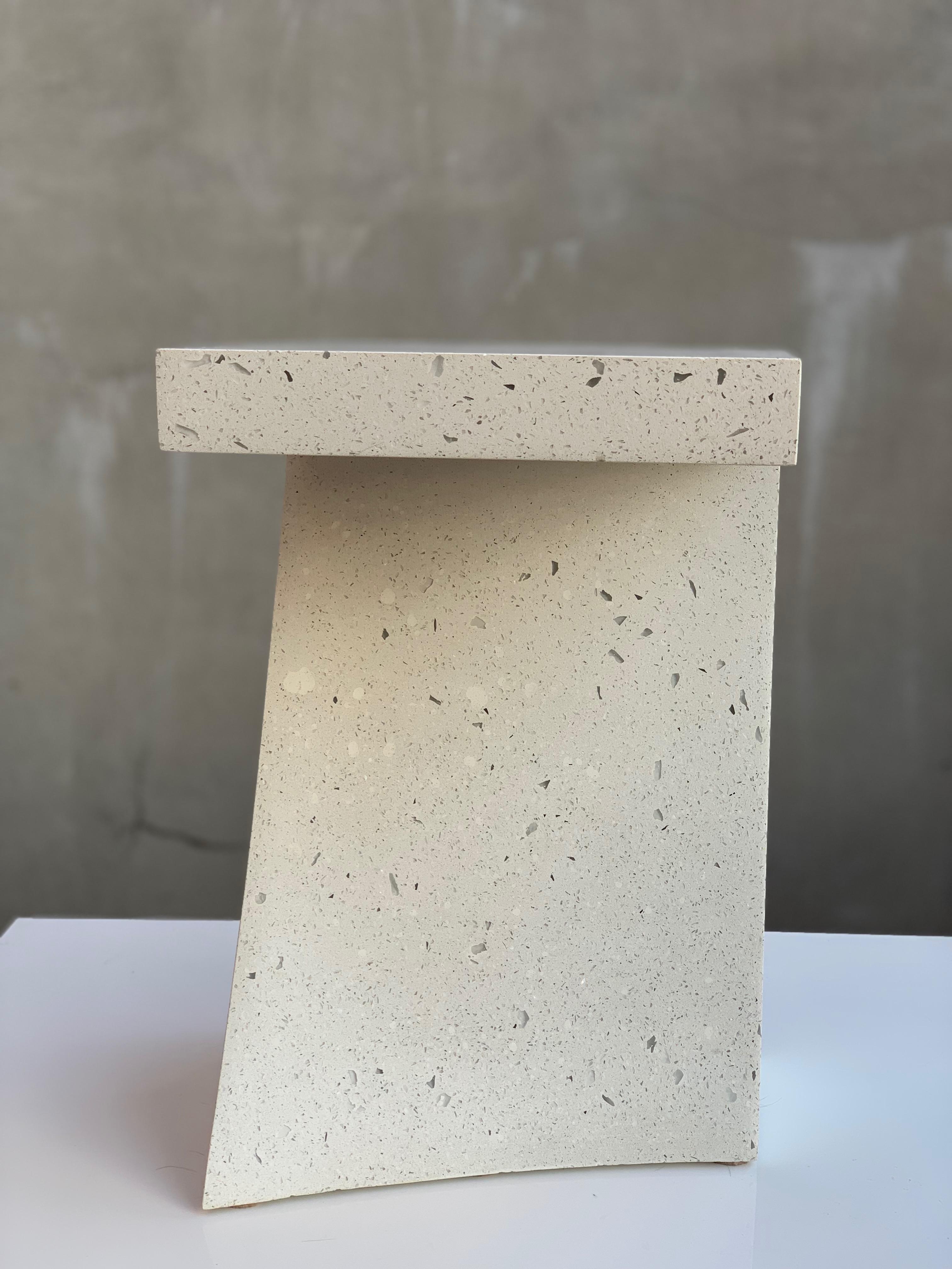 Avec sa silhouette en porte-à-faux, la table d'appoint Rue Neuve Cévennes est une sculpture avant tout, sa fonctionnalité au quotidien venant juste après. Sa forme dynamique en contrebas et sa finition en béton poli en font le choix des amateurs