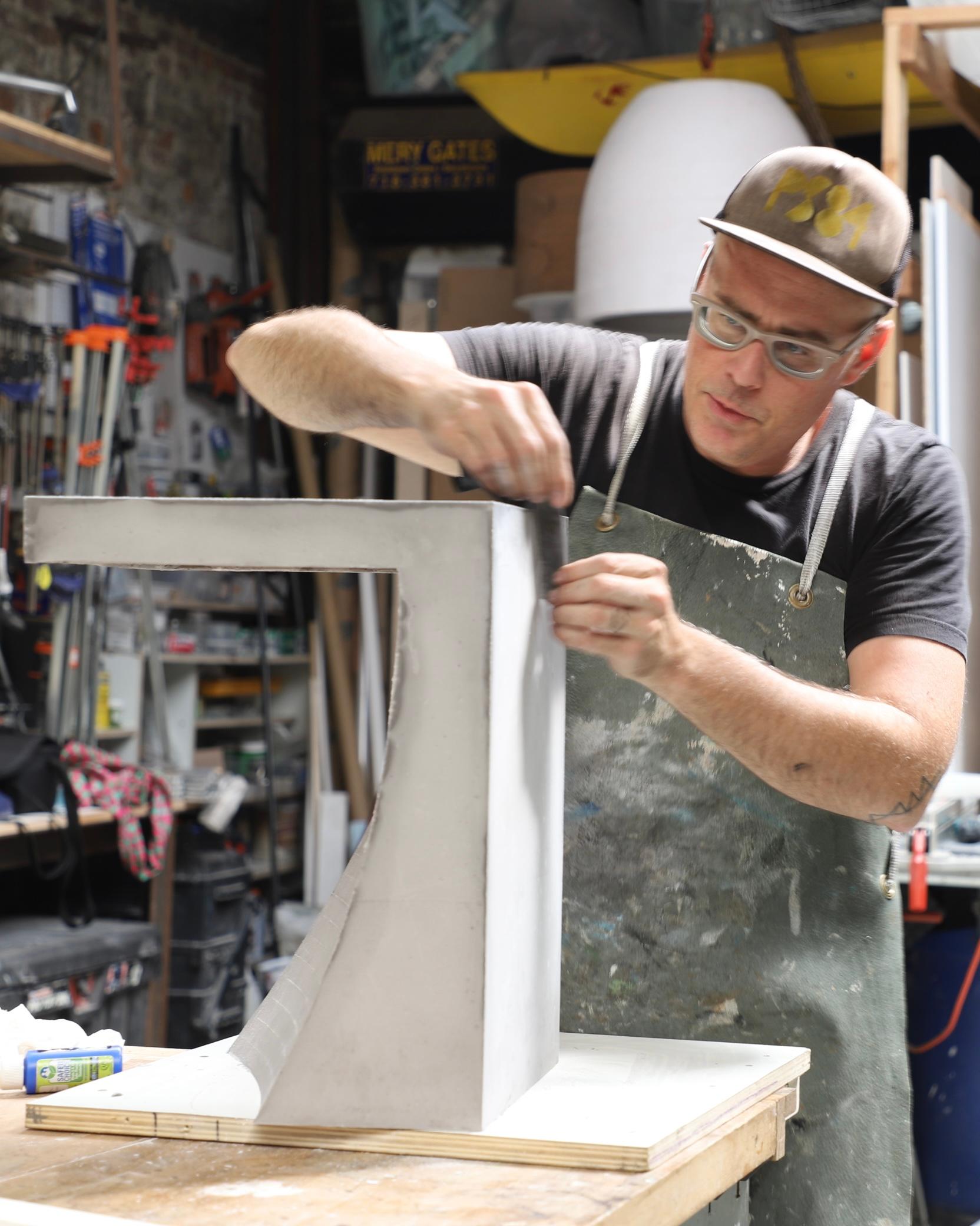 Béton Table d'appoint contemporaine en béton blanc Sculpture par Studio Melrose en vente