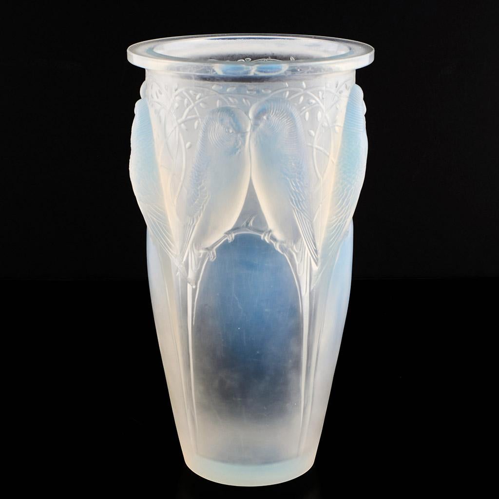 Ceylan, eine Vase aus mattiertem und opalisierendem Glas. Handgeätztes R Lalique auf der Unterseite. Fantastischer Originalzustand. 

René Jules Lalique (Franzose, 1860-1945) war ein bekannter Juwelier und Glasmachermeister. Als eine der führenden