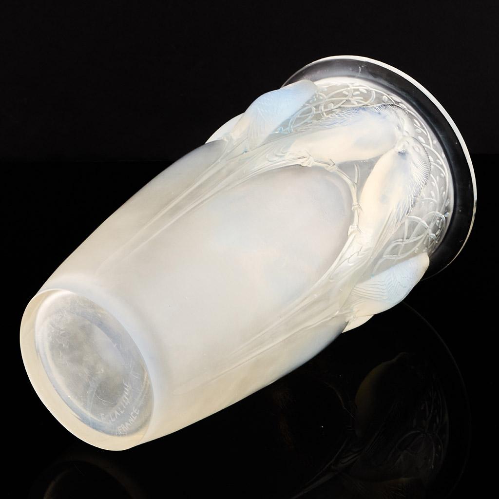 Milieu du XXe siècle Ceylan, vase en verre opalescent de Rene Lalique  en vente