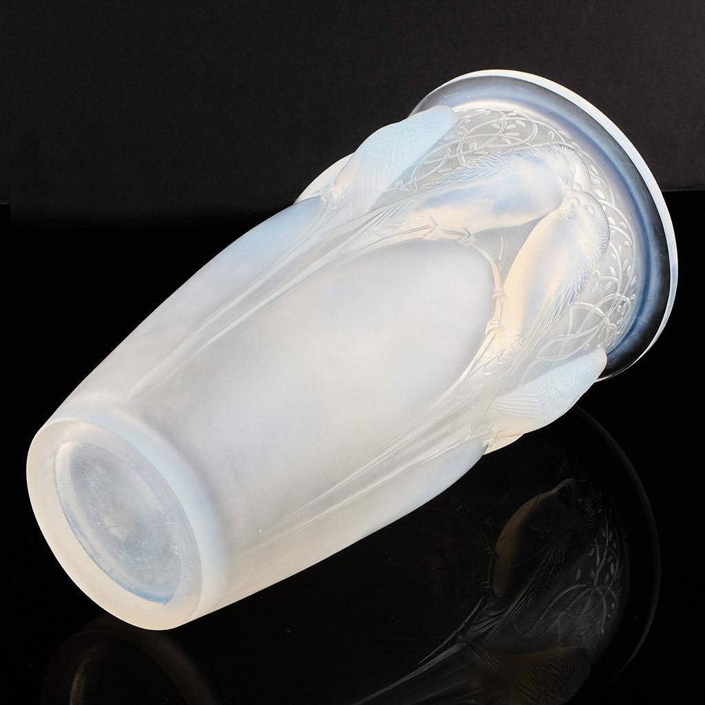 'Ceylan' An Opalescent Glass Vase by Rene Lalique  For Sale 3