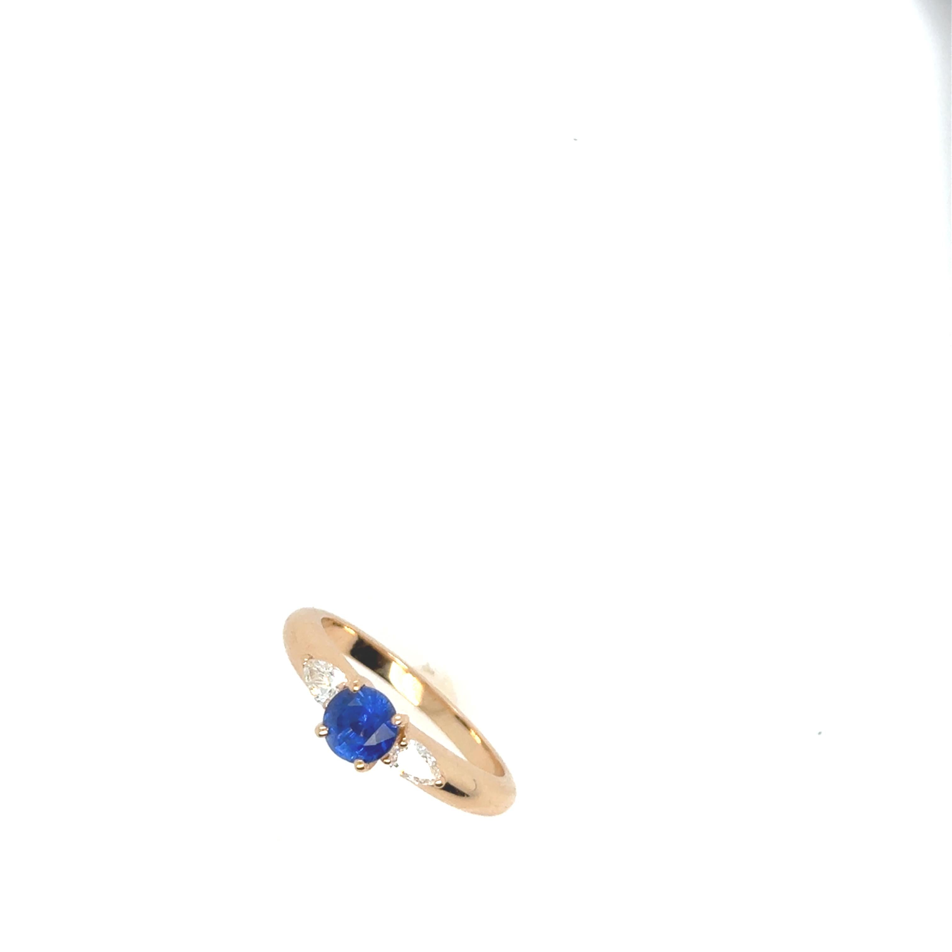 Ceylan sapphire 0.82 Carats Diamonds Rose Gold 18 carats Cocktail Ring

This beautiful ring features a gold weight of 3.75 g. It is made of 18-carat pink gold, bringing softness and timeless elegance to this ring.

It is composed of precious