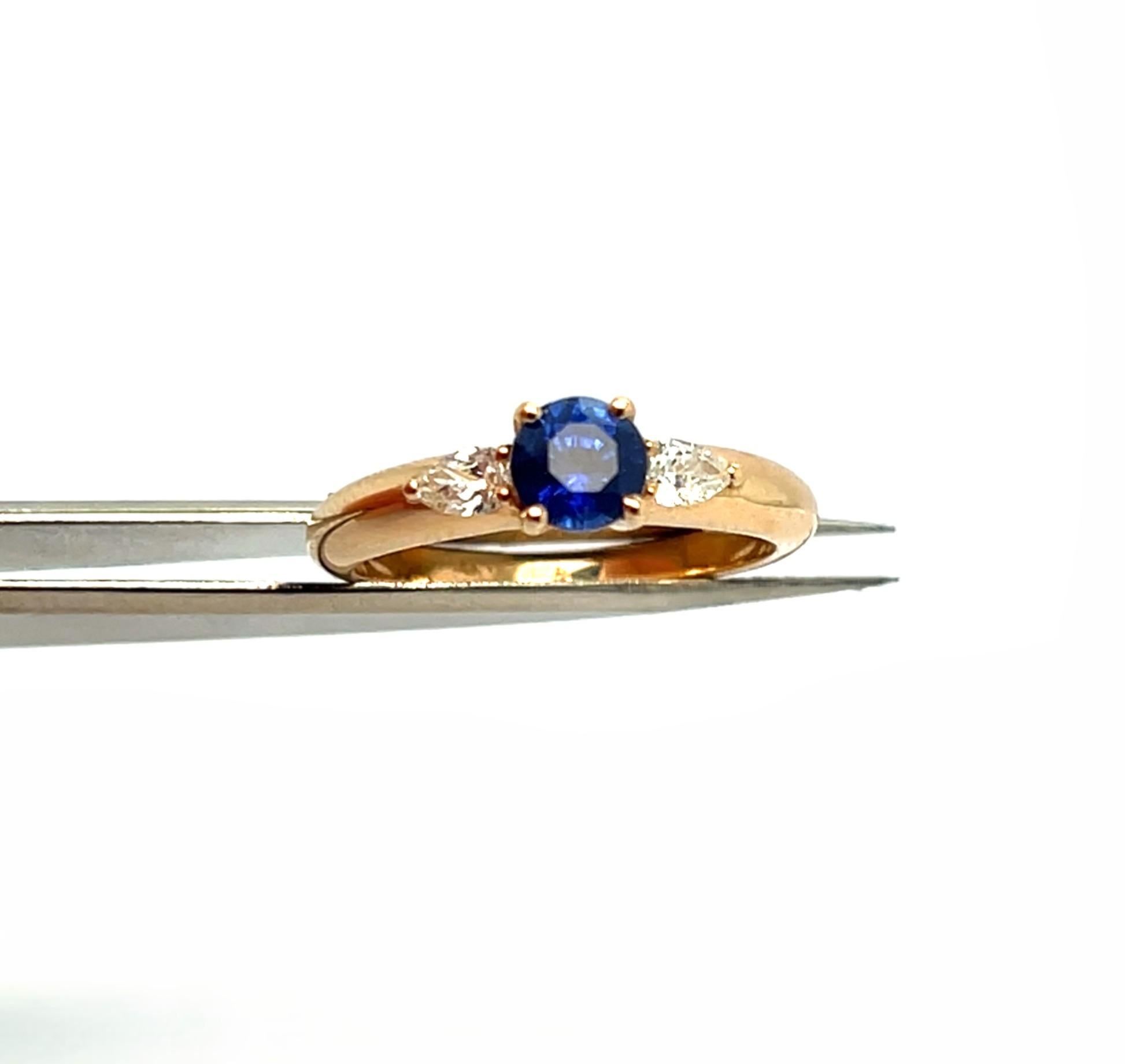 Ceylan Saphir 0,82 Karat Diamanten Rose Gold 18 Karat Cocktail Ring

Dieser schöne Ring hat ein Goldgewicht von 3,75 g. Er ist aus 18-karätigem Rotgold gefertigt und verleiht diesem Ring Zartheit und zeitlose Eleganz.

Er besteht aus
