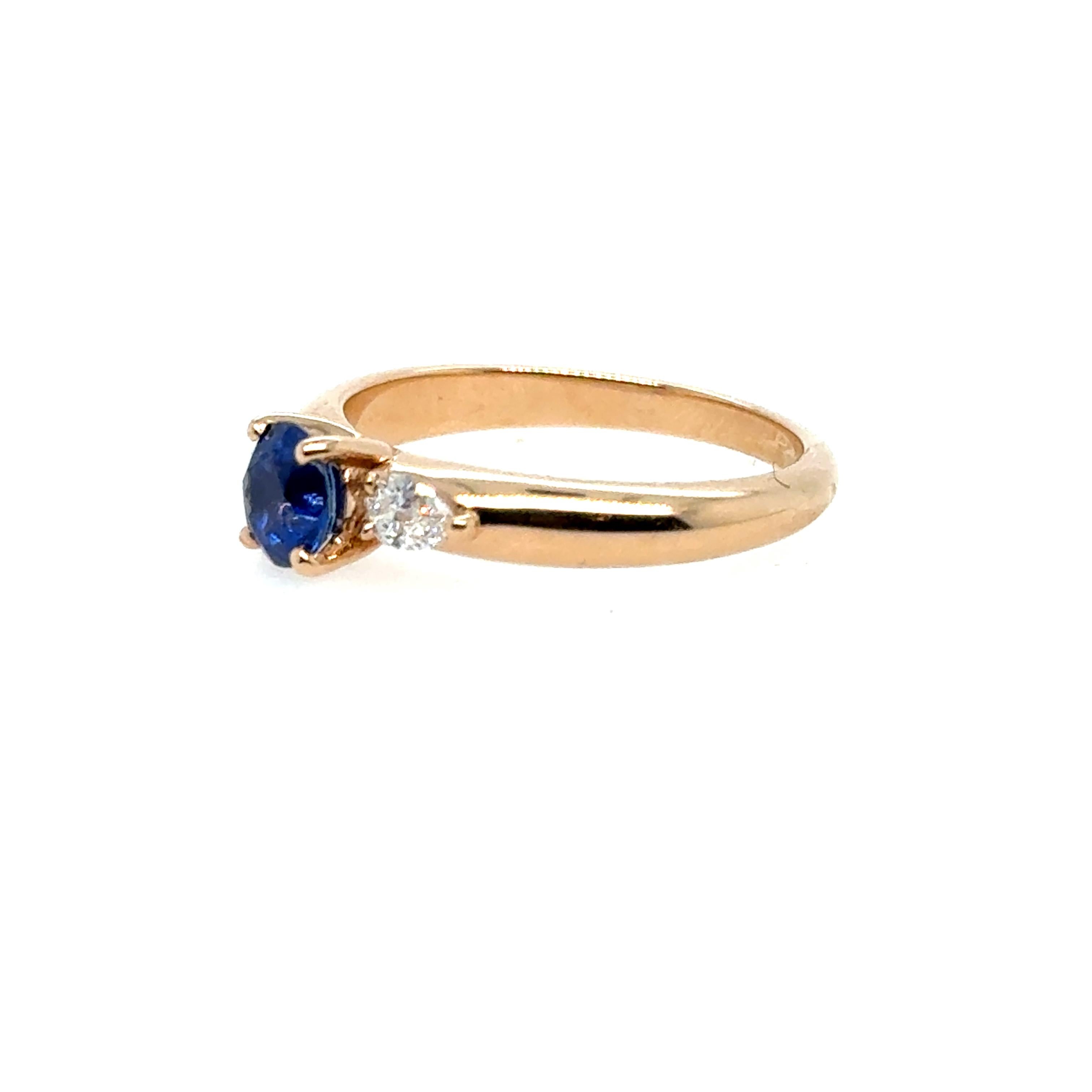 Contemporary Ceylan Sapphire 0.82 Carats Diamonds Rose Gold 18 Carats Cocktail Ring For Sale