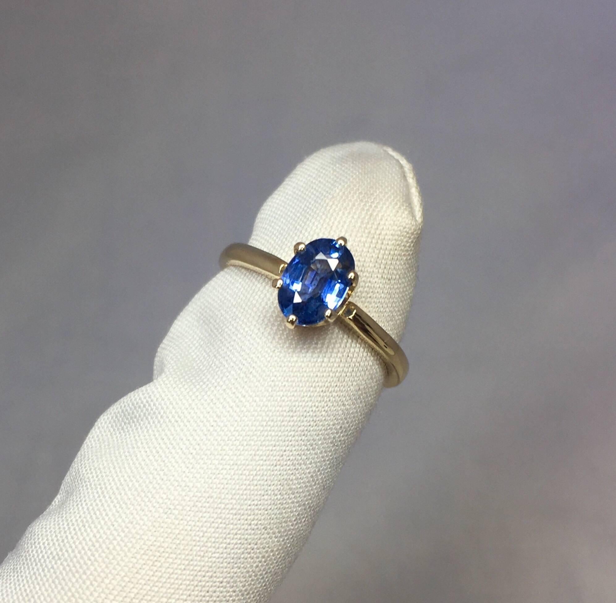 Ceylon 1.07 Carat Vivid Blue Oval Cut Sapphire Solitaire Gold Ring In New Condition In Birmingham, GB