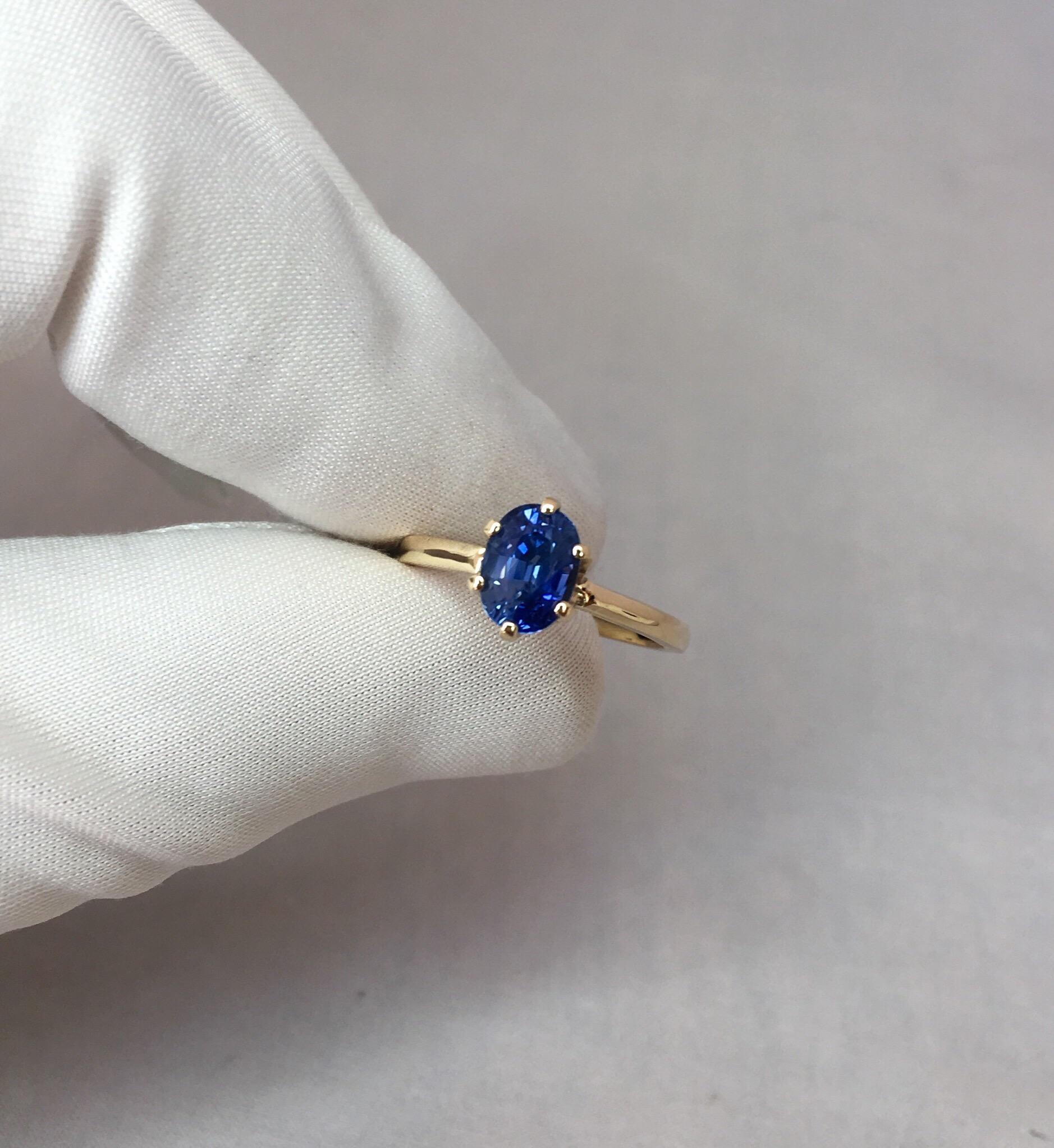 Stunning natural blue ceylon sapphire set in a beautiful 14k yellow gold 6 prong solitaire ring. 

1.75 carat stone with a stunning cornflower blue colour and very good clarity. Only some light coloiur zoning in the stone (typical of Ceylon