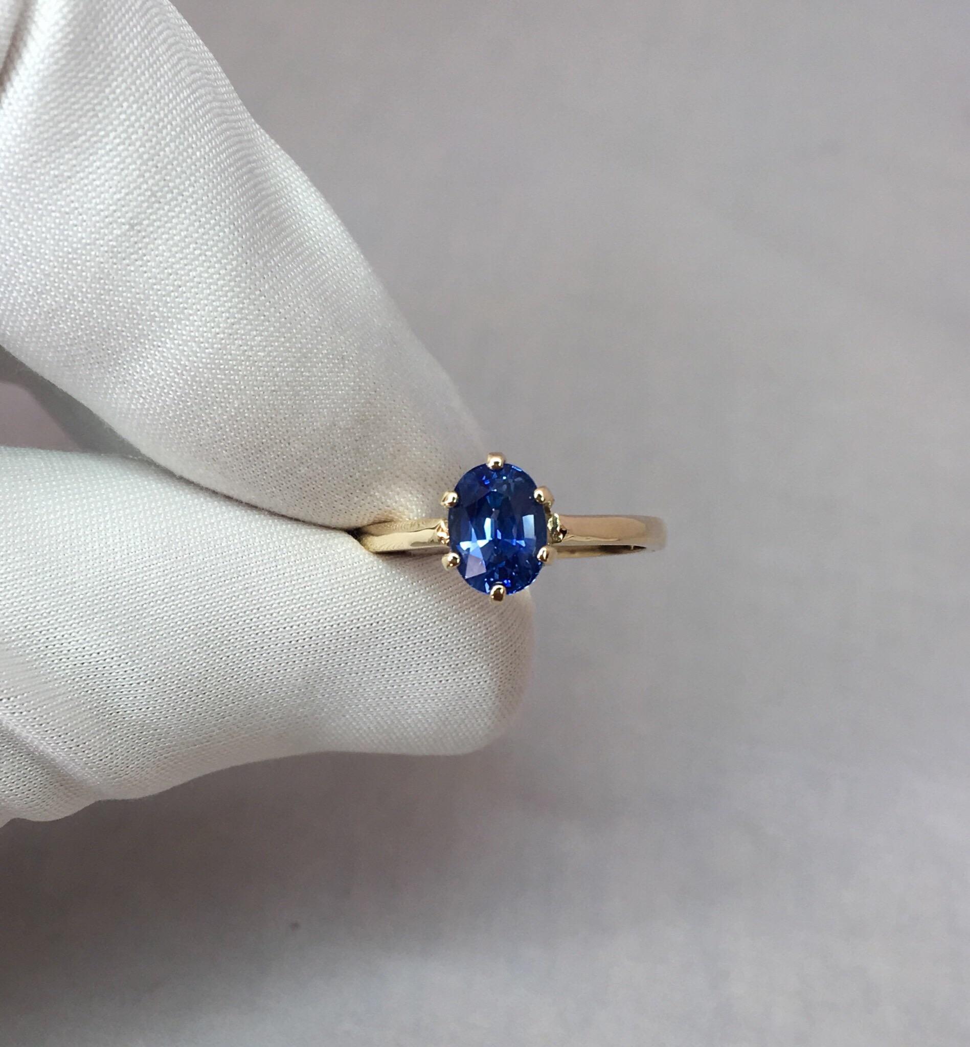 Women's or Men's Ceylon Blue Sapphire 1.75 Carat Yellow Gold Oval Cut Solitaire Ring