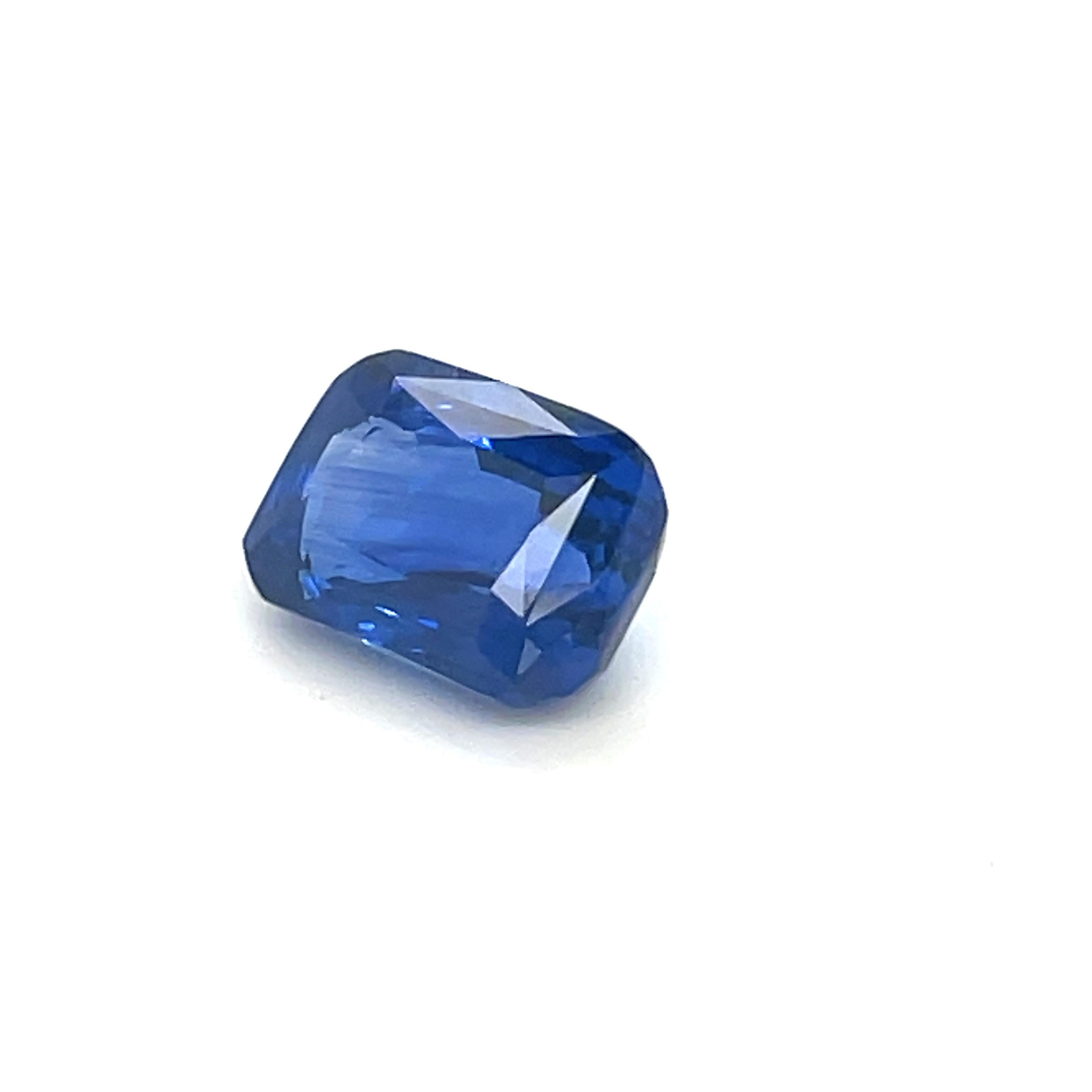 Si tratta di un bellissimo zaffiro blu naturale di Ceylon con taglio a cuscino,  certificato da GRS Svizzera.
Riscaldato , 
3,05 carati
Misure: 8,98* 6,42* 4,5 mm
Blu vivo 
