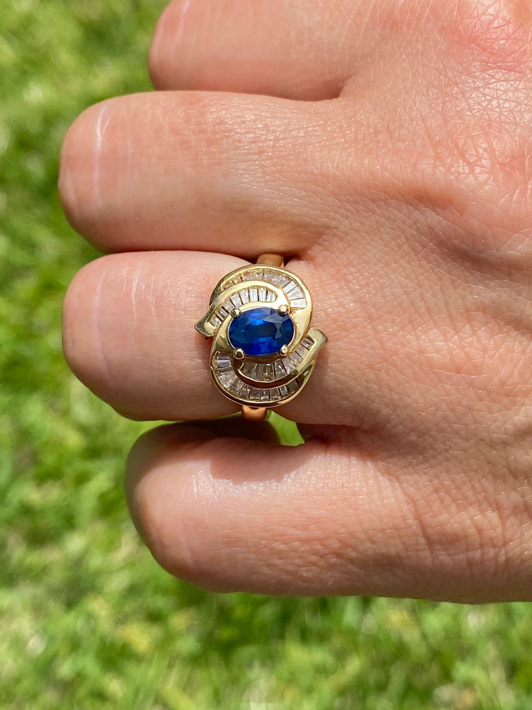 Cocktail-Ring aus 14 Karat Gelbgold mit blauem Saphir und Diamant im Baguetteschliff (Ovalschliff) im Angebot