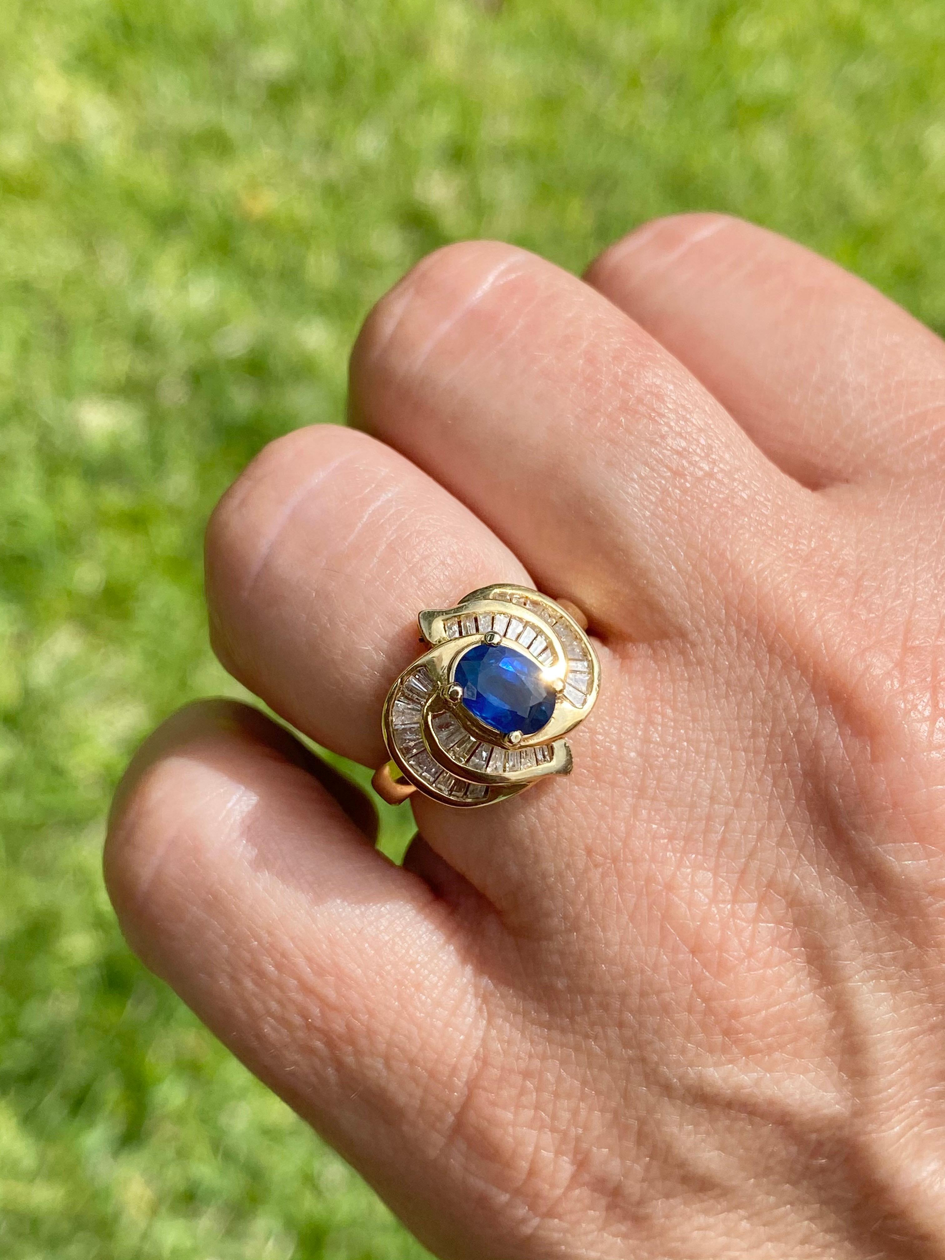 Ceylon Blue Sapphire and Baguette Cut Diamond Cocktail 14k Yellow Gold Ring In New Condition For Sale In Miami, FL