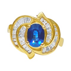 Cocktail-Ring aus 14 Karat Gelbgold mit blauem Saphir und Diamant im Baguetteschliff