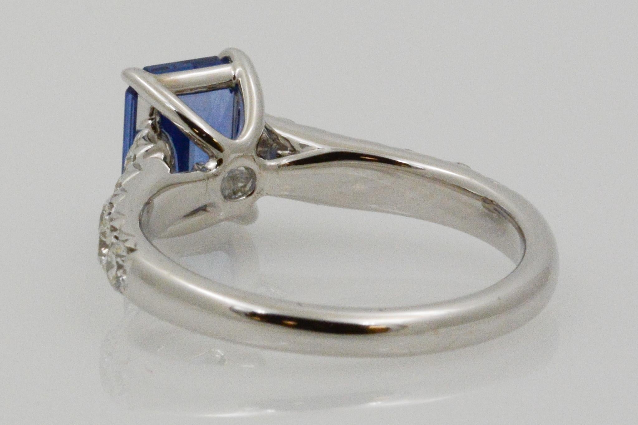Ceylon Blue Sapphire and Diamond 18 Karat White Gold Ring In Good Condition In Dallas, TX