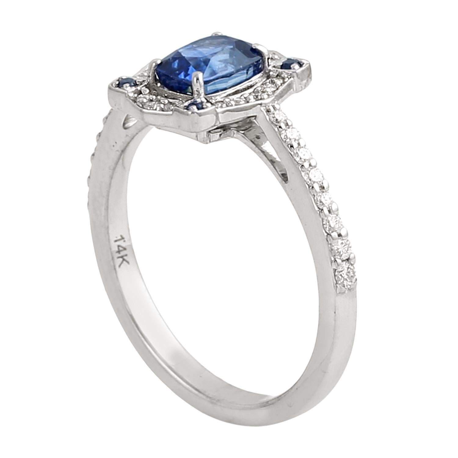 Taglio misto Anello da cocktail con zaffiro blu di Ceylon e pavé di diamanti in oro bianco 14k in vendita