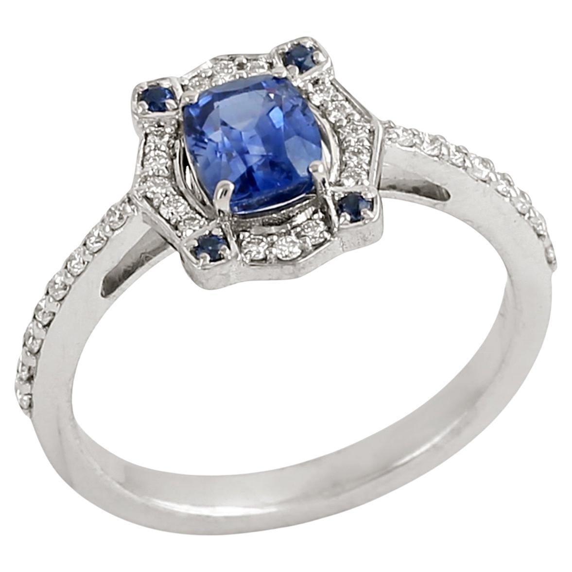 Anello da cocktail con zaffiro blu di Ceylon e pavé di diamanti in oro bianco 14k in vendita
