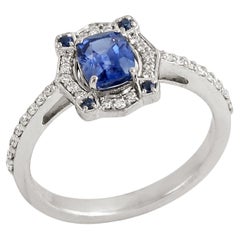 Anello da cocktail con zaffiro blu di Ceylon e pavé di diamanti in oro bianco 14k