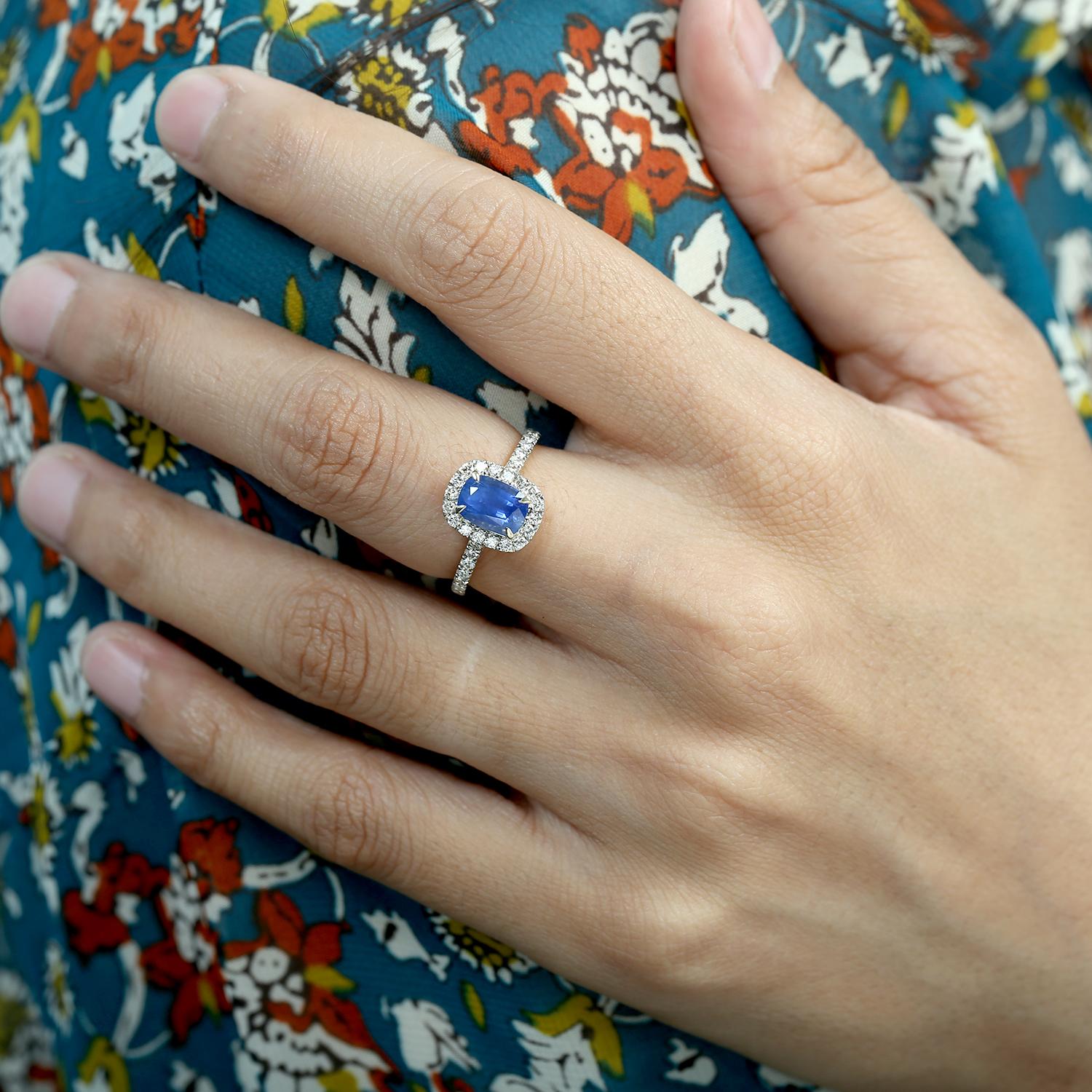 Riche en couleurs et d'un style intemporel, cette bague de cocktail présente un saphir bleu de Ceylan éclatant entouré d'un halo de diamants sertis en pavé. Réalisé en or jaune 14KT, ce design est à la fois élégant et accrocheur - parfait pour