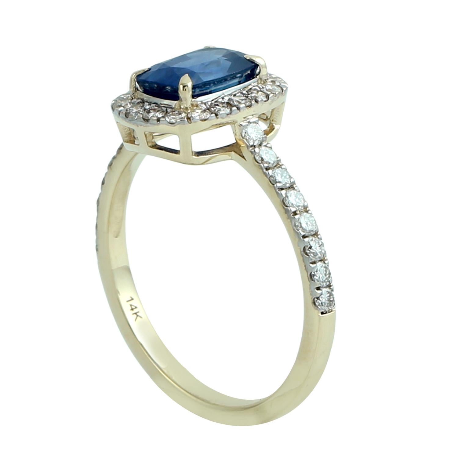 Taille mixte Bague cocktail en or jaune 14k avec saphir bleu de Ceylan et diamants pavés en vente