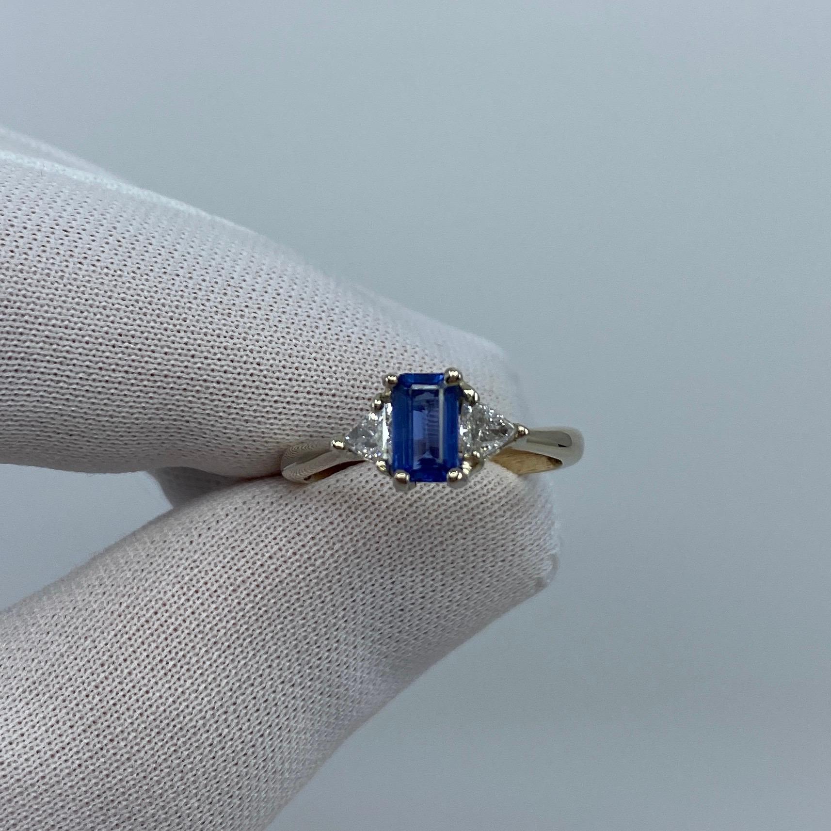 Handgefertigter Ring aus 18 Karat Weißgold mit Ceylon-Blauem Saphir und Diamant Trillion 3 Steinen im Angebot 6