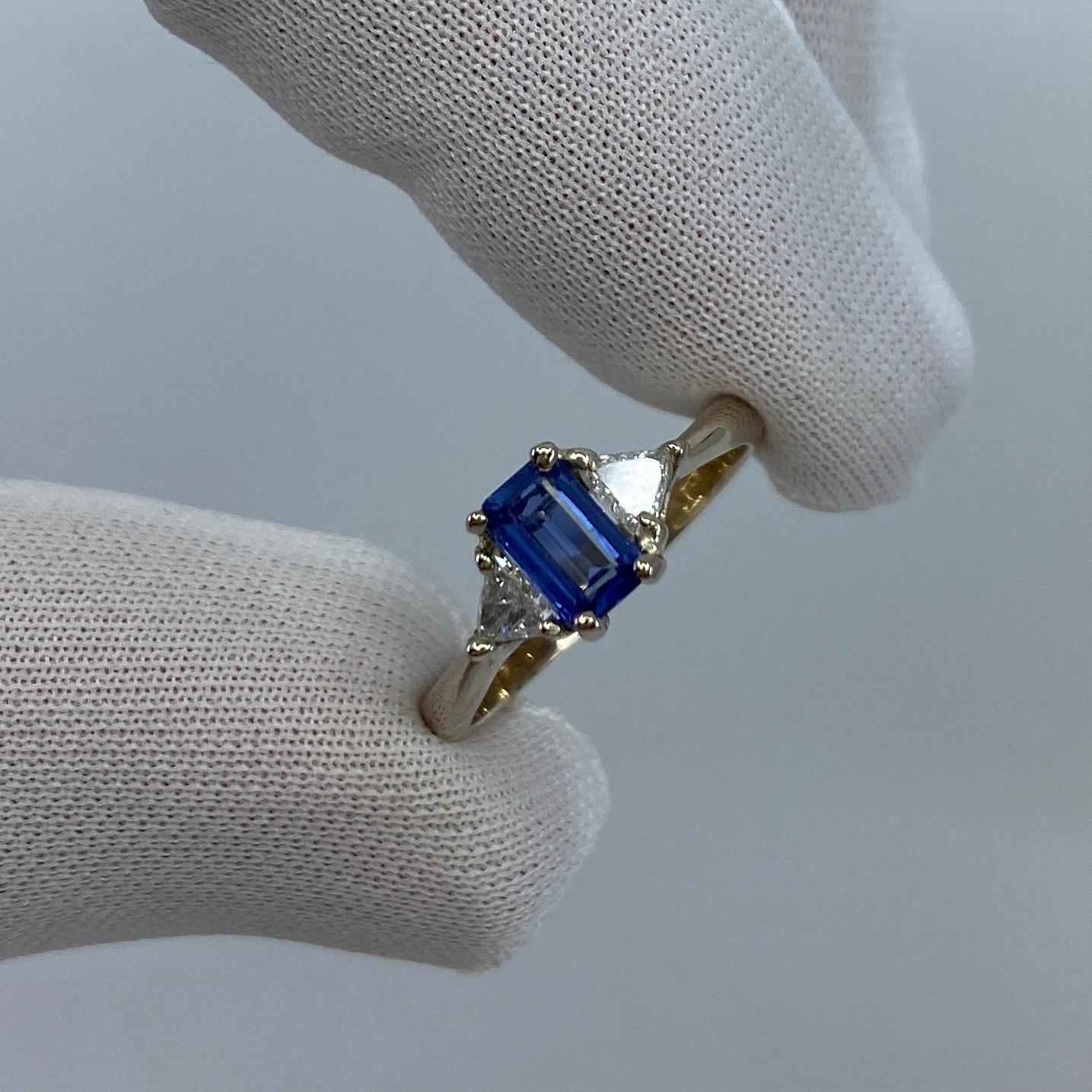 Handgefertigter Ring aus 18 Karat Weißgold mit Ceylon-Blauem Saphir und Diamant Trillion 3 Steinen im Angebot 8