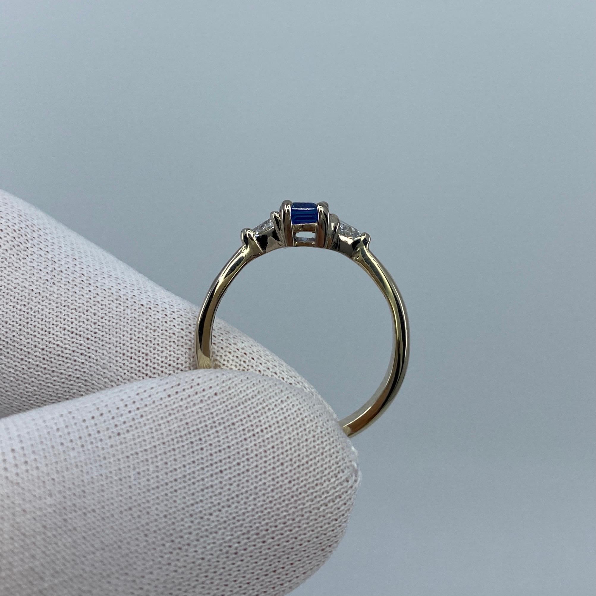 Handgefertigter Ring aus 18 Karat Weißgold mit Ceylon-Blauem Saphir und Diamant Trillion 3 Steinen im Angebot 9