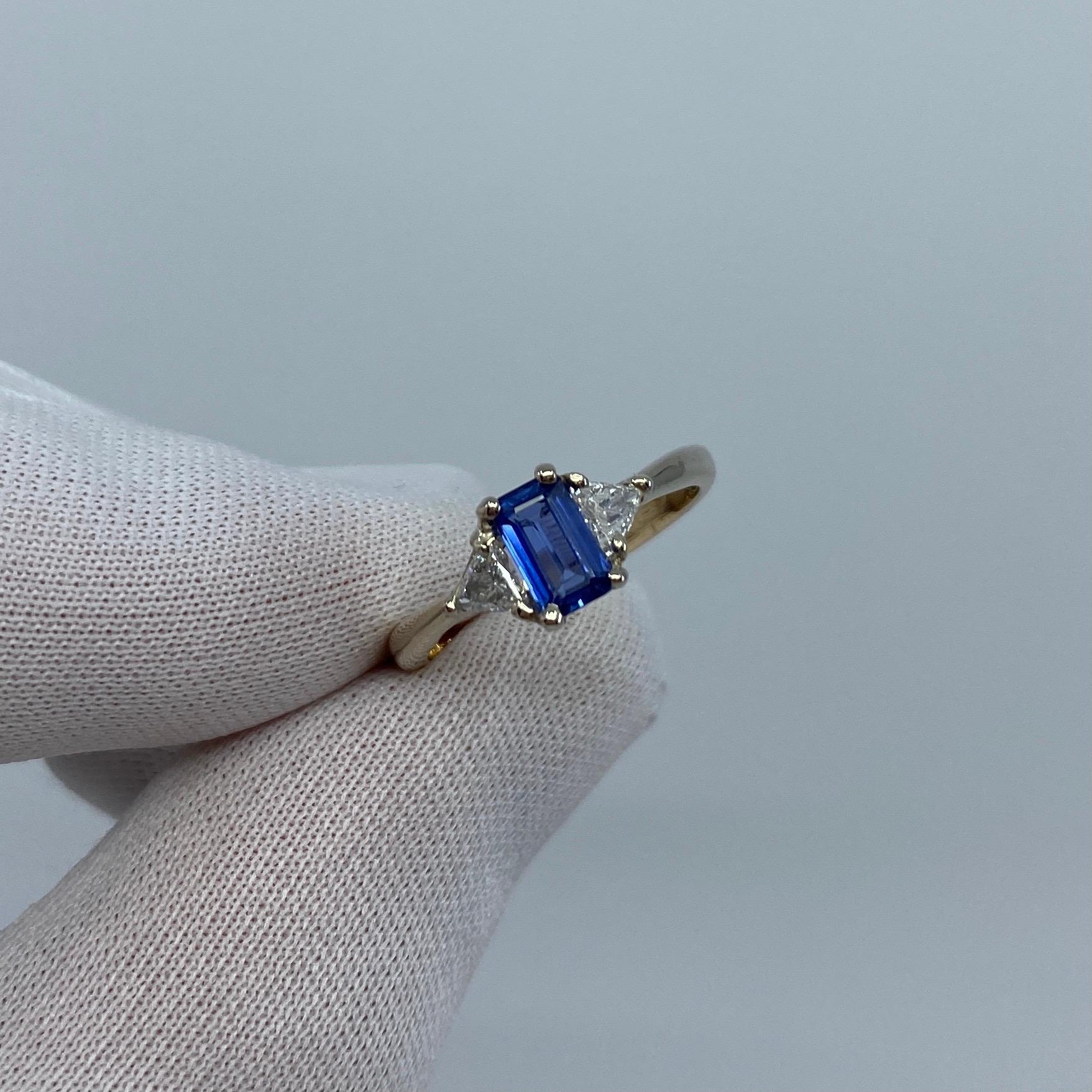 Handgefertigter Ring aus 18 Karat Weißgold mit Ceylon-Blauem Saphir und Diamant Trillion 3 Steinen im Zustand „Neu“ im Angebot in Birmingham, GB