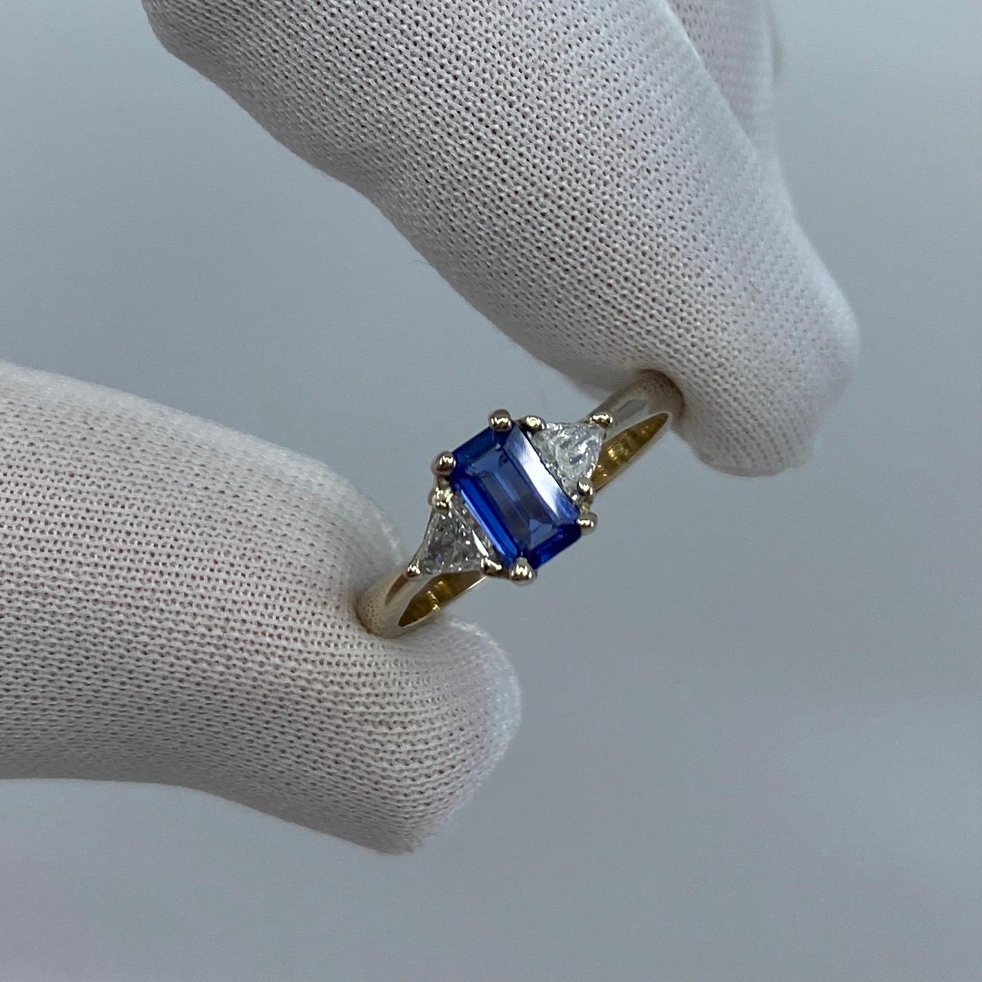 Handgefertigter Ring aus 18 Karat Weißgold mit Ceylon-Blauem Saphir und Diamant Trillion 3 Steinen für Damen oder Herren im Angebot
