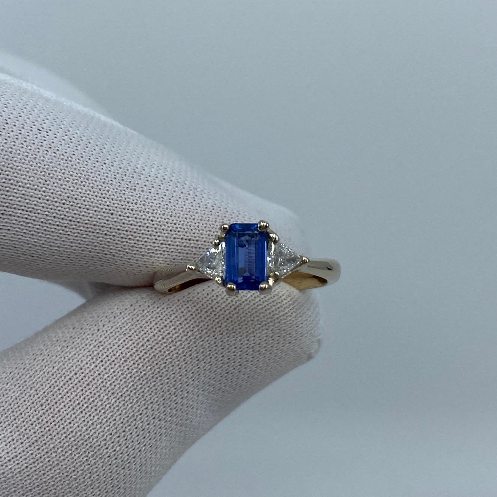 Handgefertigter Ring aus 18 Karat Weißgold mit Ceylon-Blauem Saphir und Diamant Trillion 3 Steinen im Angebot 1