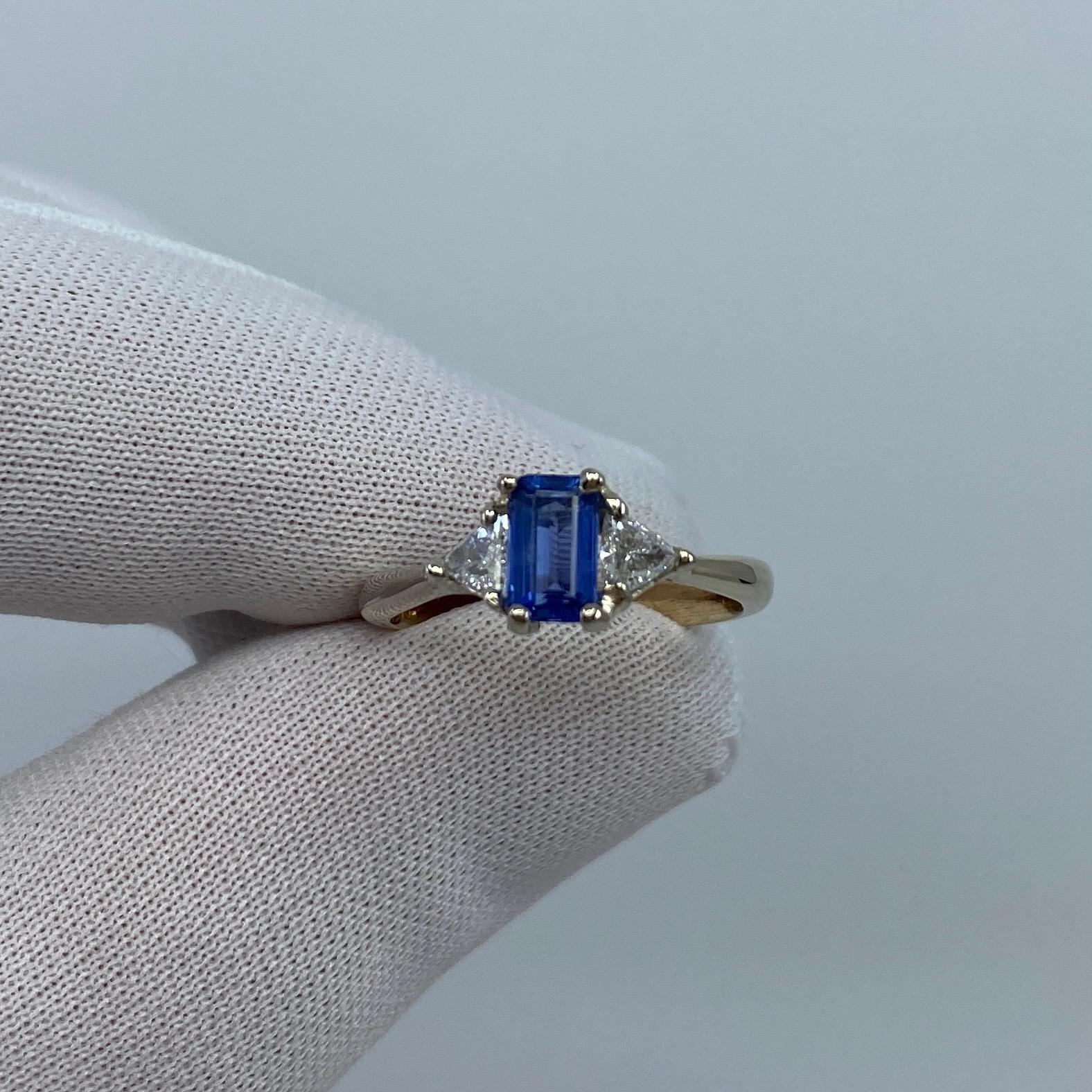 Handgefertigter Ring aus 18 Karat Weißgold mit Ceylon-Blauem Saphir und Diamant Trillion 3 Steinen im Angebot 2