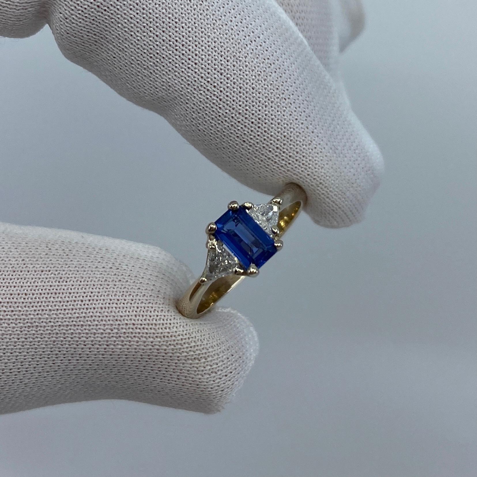 Handgefertigter Ring aus 18 Karat Weißgold mit Ceylon-Blauem Saphir und Diamant Trillion 3 Steinen im Angebot 3