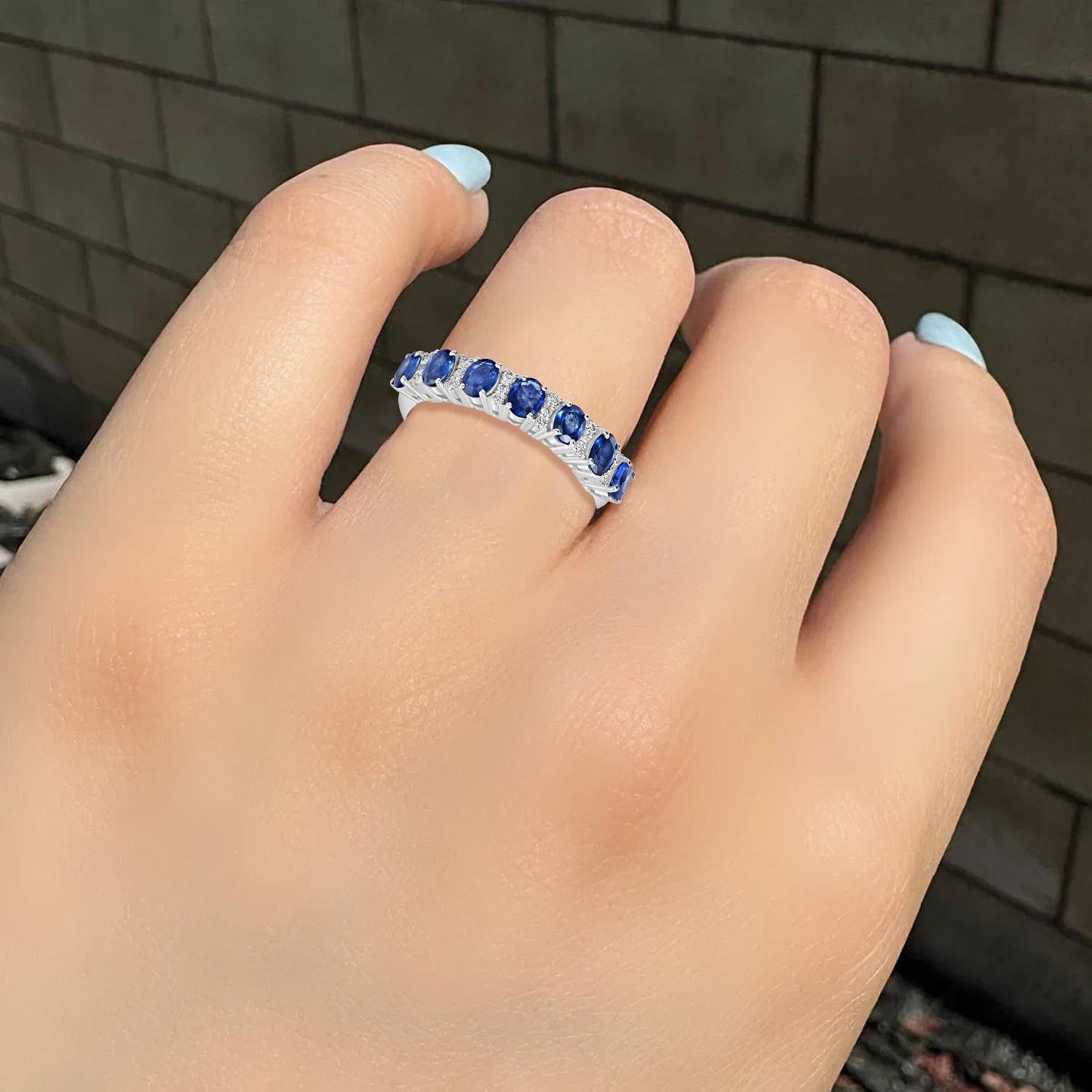 Questa fascia a mezza eternità cattura l'eleganza nella sua forma più indossabile. Con 1,66 carati di vividi zaffiri blu di Ceylon e 0,12 carati di raffinati diamanti, è realizzato in oro bianco 18KT lucido per una finitura pulita e contemporanea.