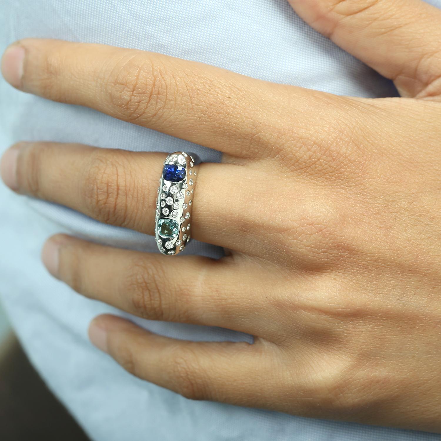 Questo squisito anello combina il fascino profondo dello zaffiro blu di Ceylon con la tonalità rinfrescante della tormalina menta, accentuata da un'aureola di diamanti scintillanti. Incastonato in un brillante oro bianco 14 carati, offre un perfetto