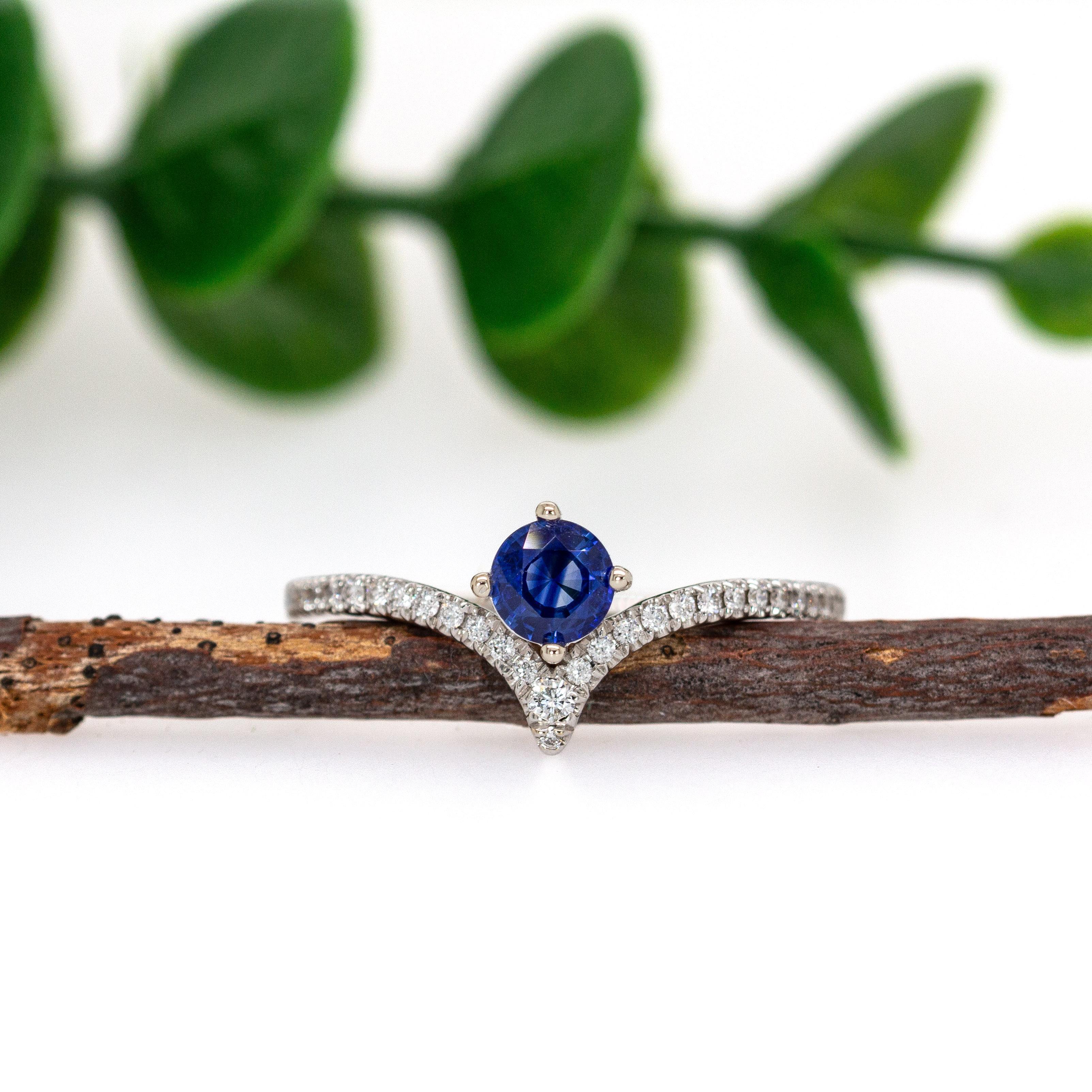 Contemporaneo Anello con zaffiro blu di Ceylon e gambo con pavé di diamanti Chevron in oro bianco 14K in vendita