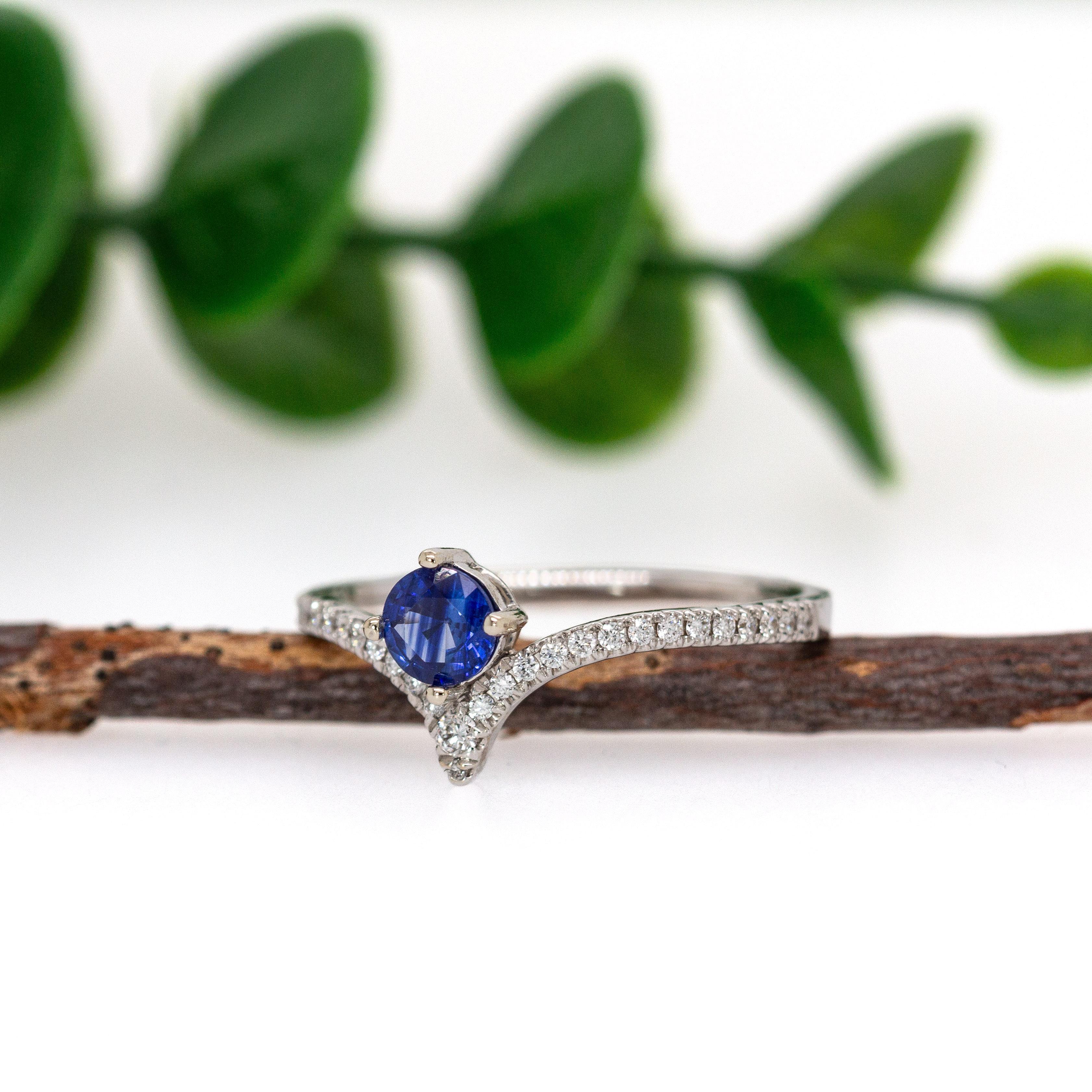 Taglio rotondo Anello con zaffiro blu di Ceylon e gambo con pavé di diamanti Chevron in oro bianco 14K in vendita