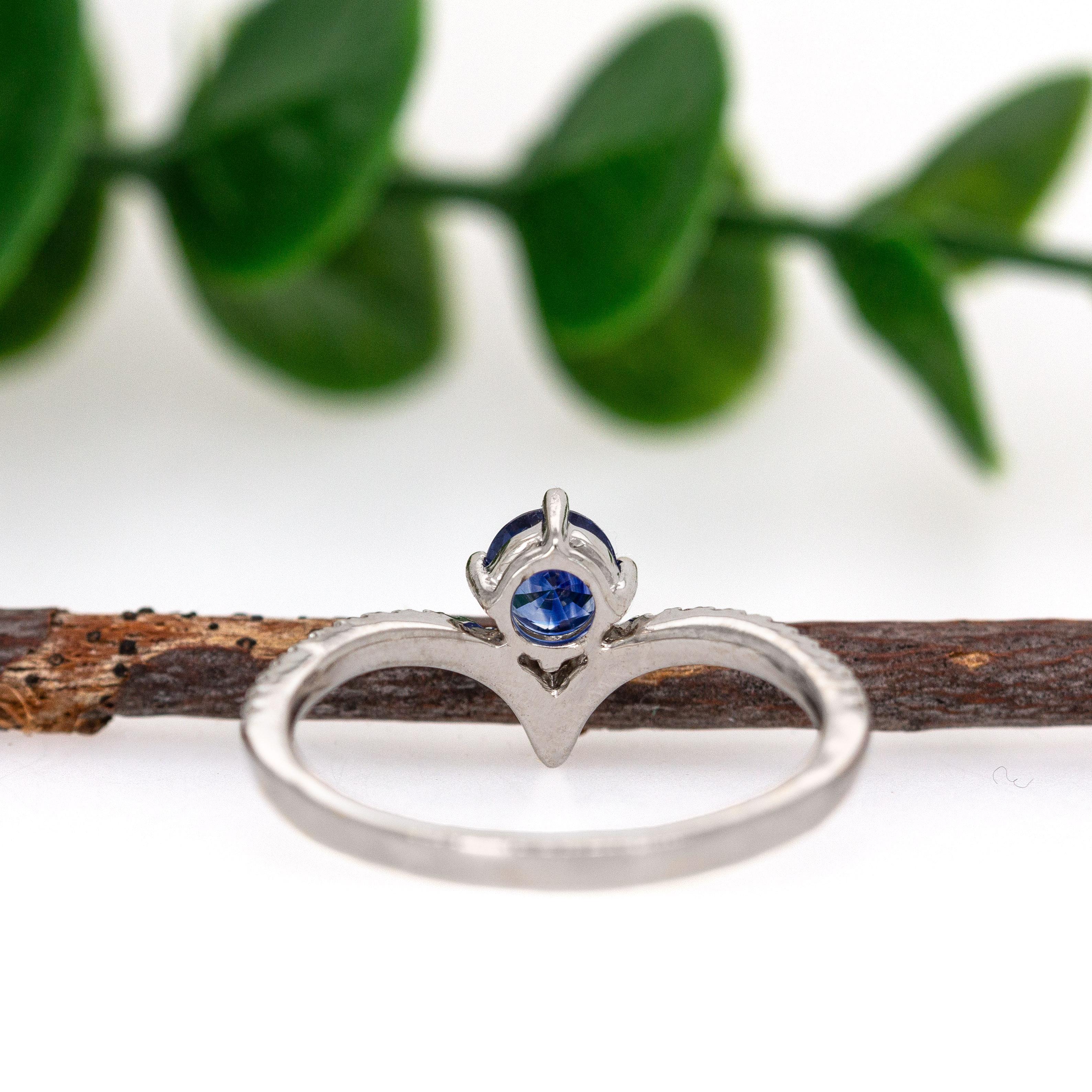 Anello con zaffiro blu di Ceylon e gambo con pavé di diamanti Chevron in oro bianco 14K In condizioni Nuovo in vendita a Columbus, OH