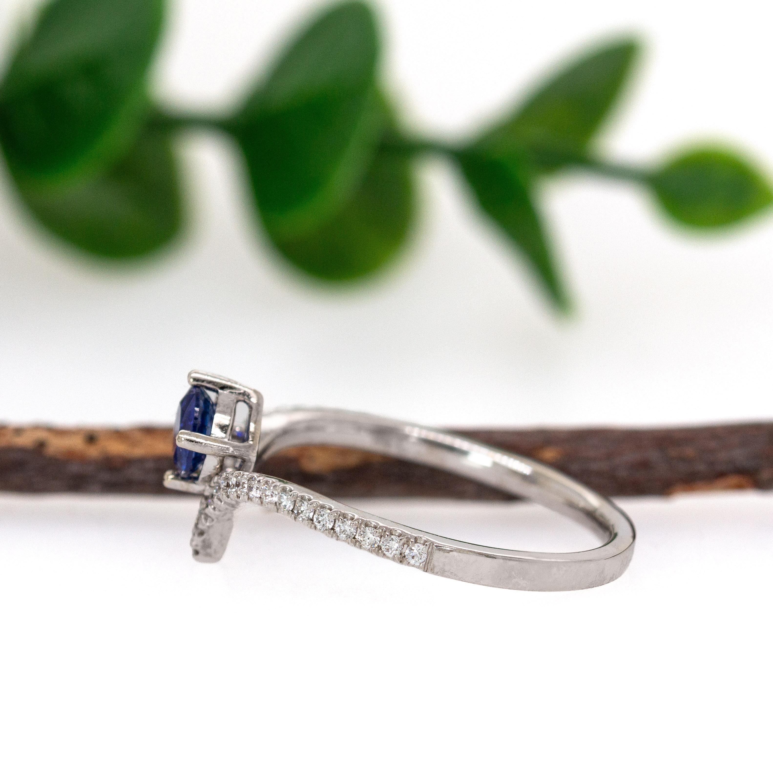 Donna Anello con zaffiro blu di Ceylon e gambo con pavé di diamanti Chevron in oro bianco 14K in vendita