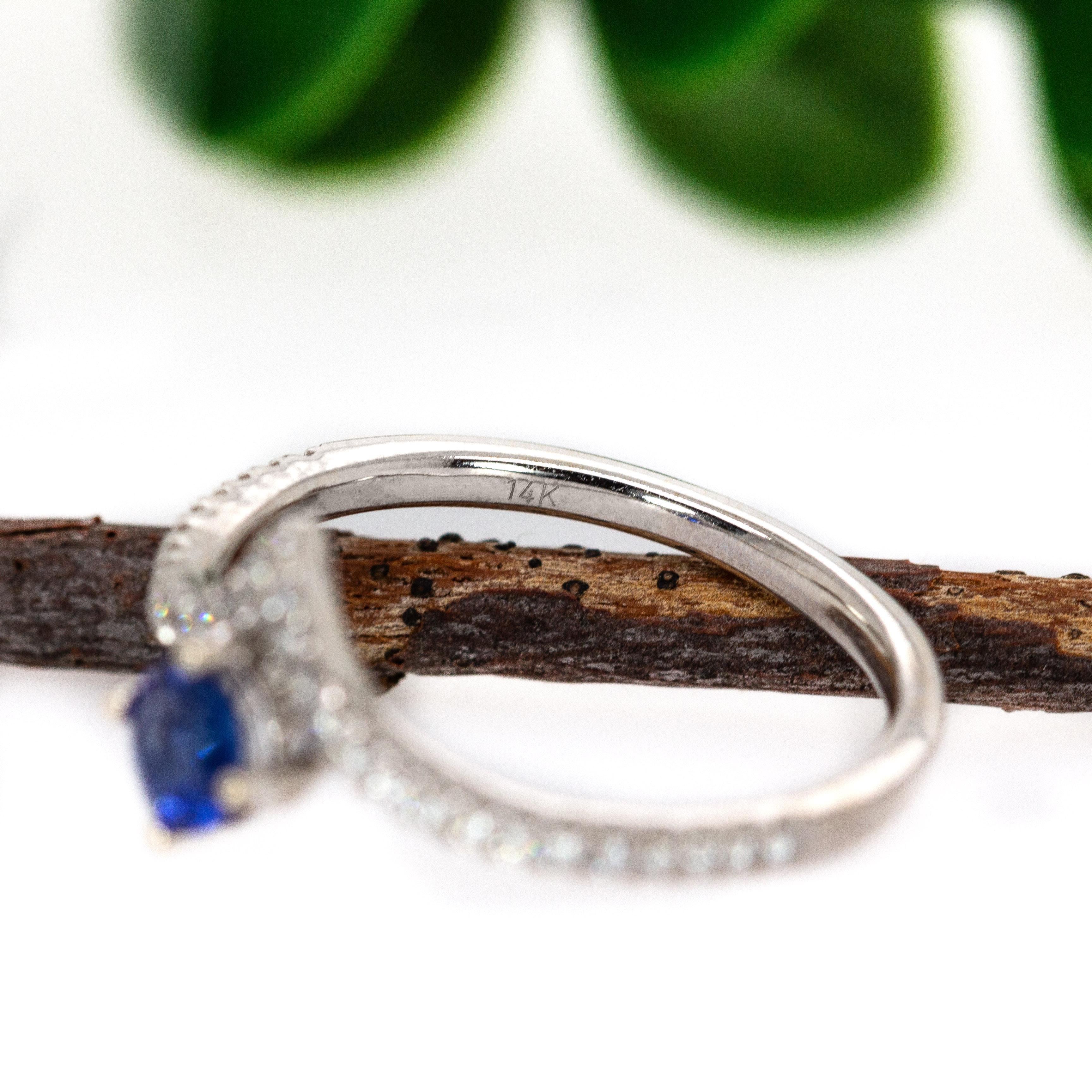 Anello con zaffiro blu di Ceylon e gambo con pavé di diamanti Chevron in oro bianco 14K in vendita 1