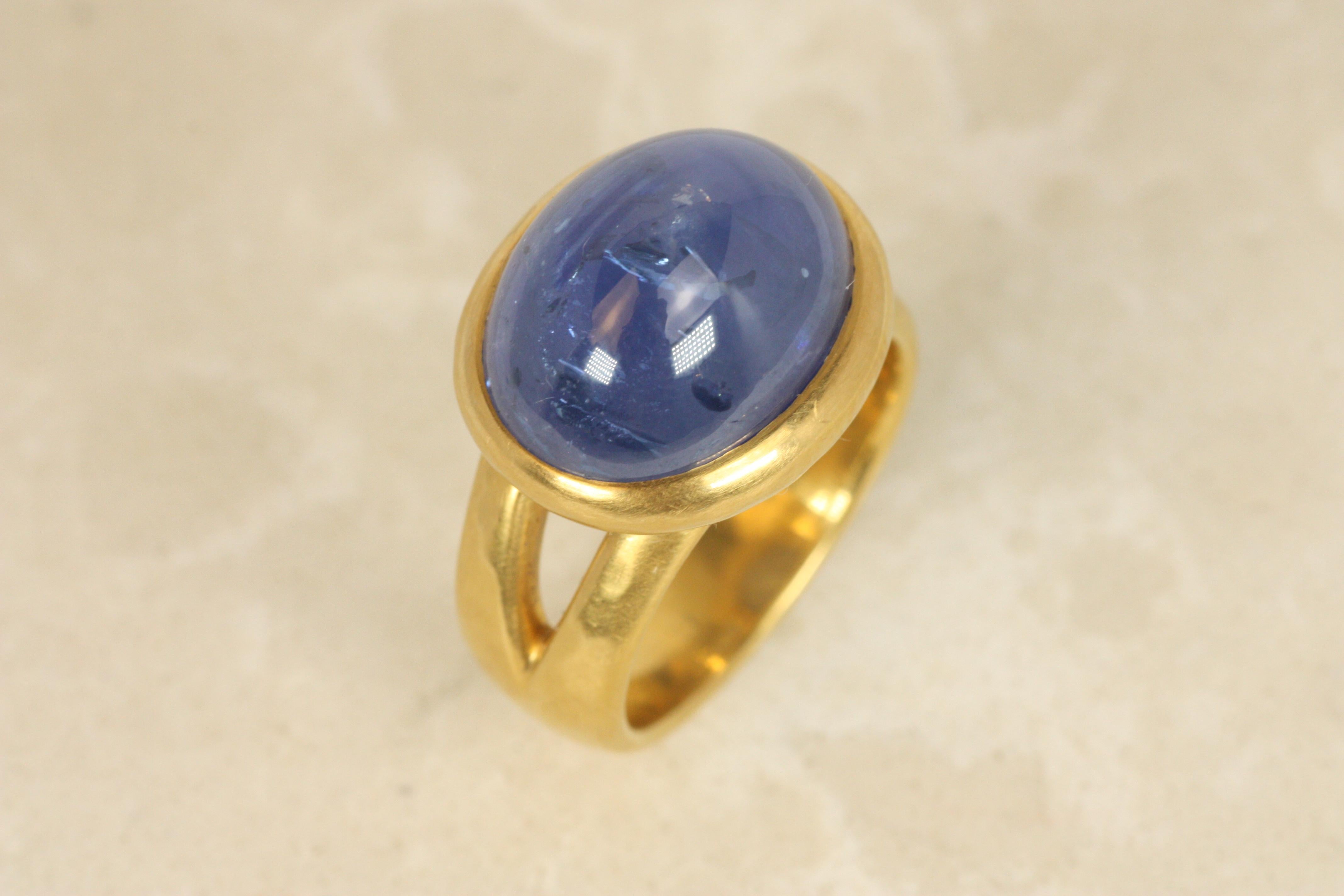 Artisan Ceylon Blue Sapphire Split-Shank Ring – 18.47ct Cabochon in 22K, Darlene deSedle For Sale