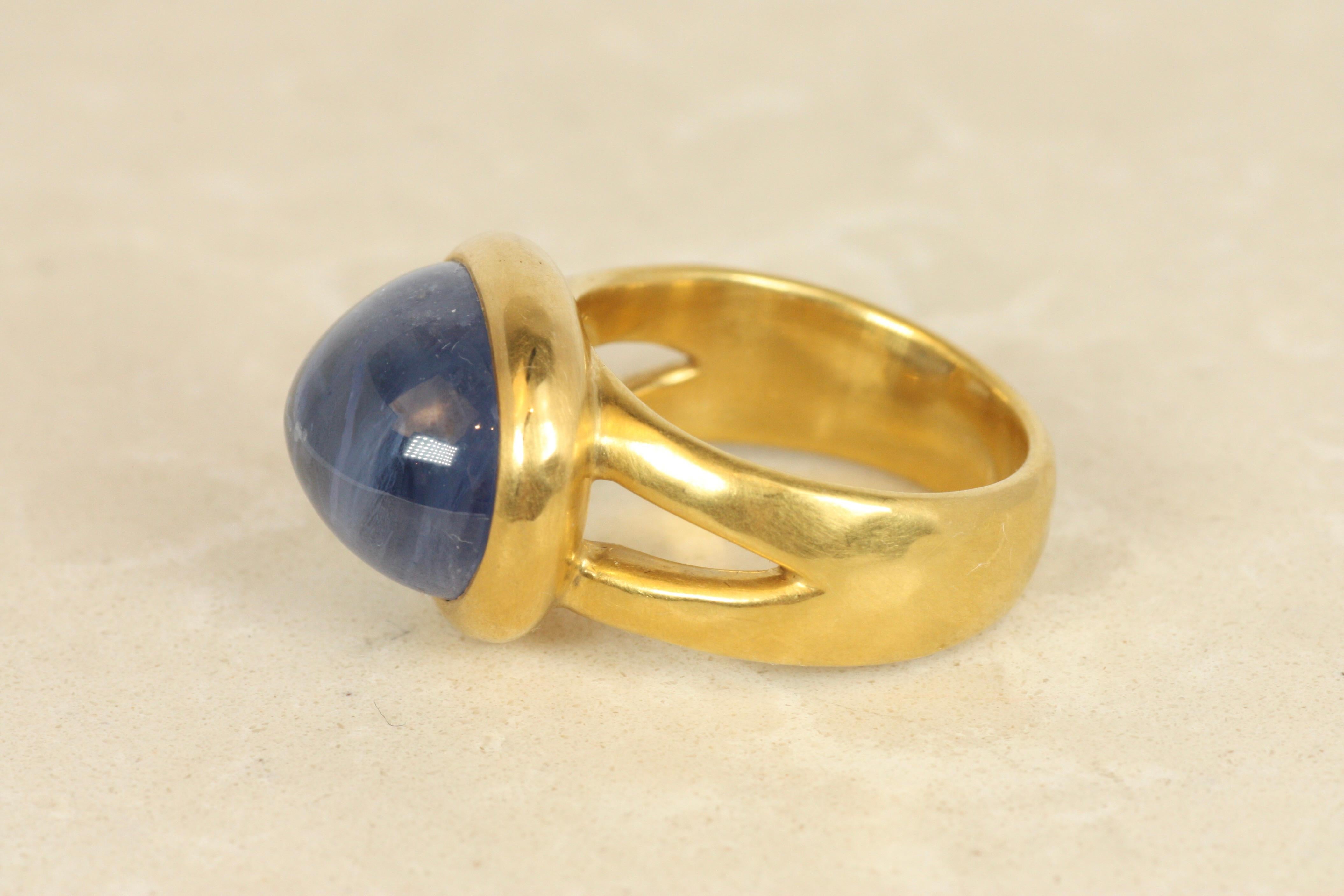 Women's or Men's Ceylon Blue Sapphire Split-Shank Ring – 18.47ct Cabochon in 22K, Darlene deSedle For Sale