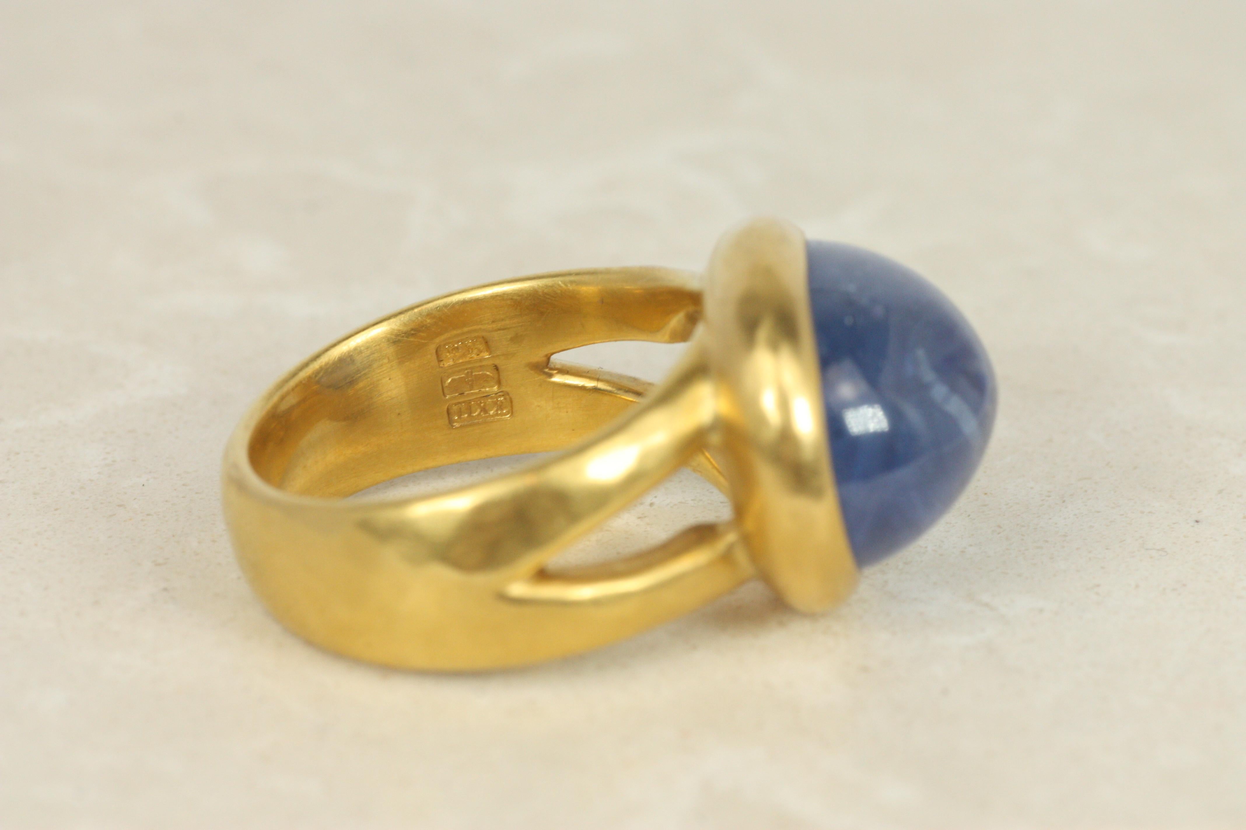Ceylon Blue Sapphire Split-Shank Ring – 18.47ct Cabochon in 22K, Darlene deSedle For Sale 1