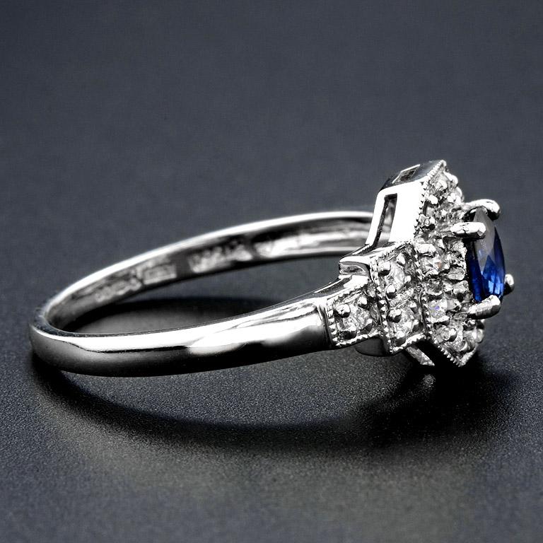 Taglio rotondo Anello di fidanzamento in stile Art Deco con zaffiro blu di Ceylon e diamante in Whiting 18 carati in vendita