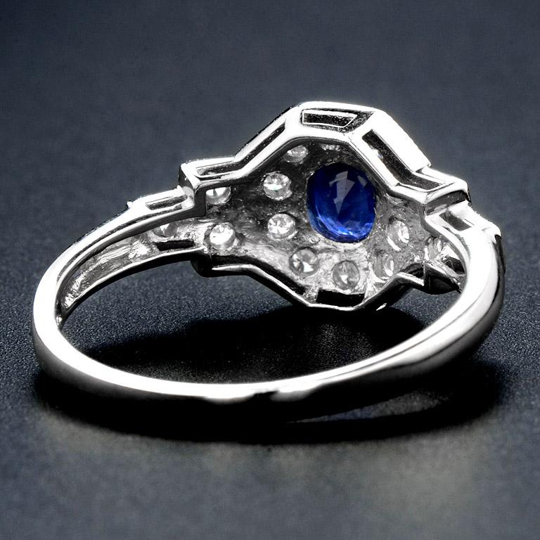 Anello di fidanzamento in stile Art Deco con zaffiro blu di Ceylon e diamante in Whiting 18 carati In condizioni Nuovo in vendita a Bangkok, TH