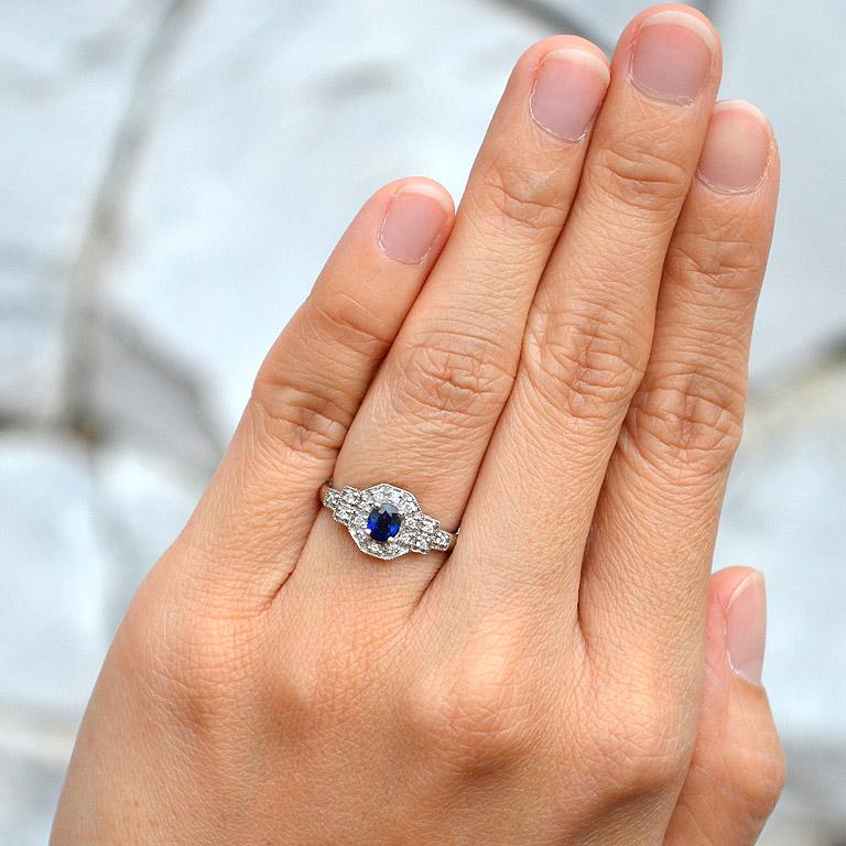 Anello di fidanzamento in stile Art Deco con zaffiro blu di Ceylon e diamante in Whiting 18 carati in vendita 2