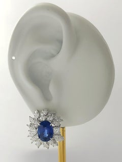 Boucles d'oreilles en or blanc 18K serties de saphirs bleus de Ceylan et de diamants