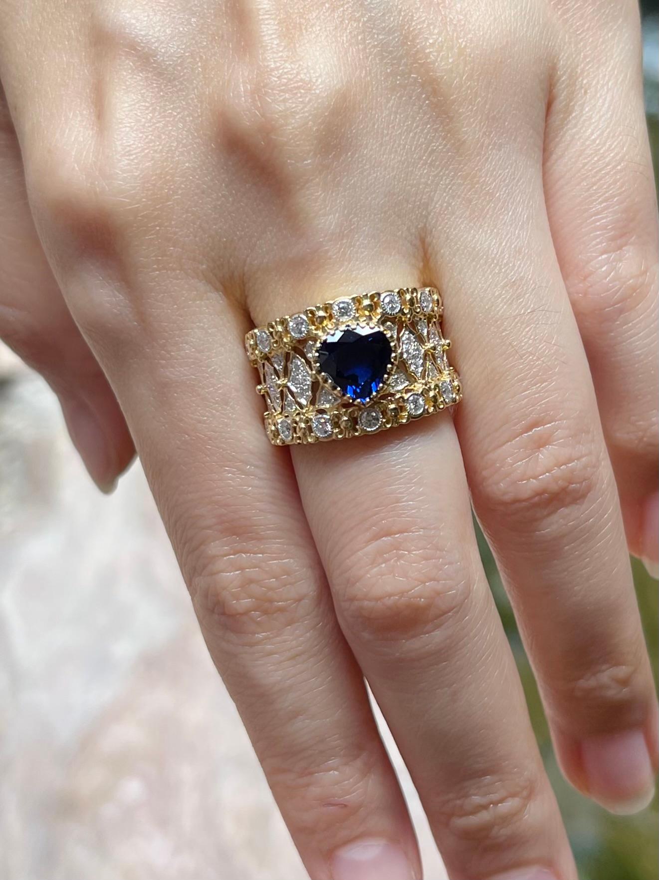 Cuore Anello con zaffiro blu di Ceylon e diamanti con montatura in oro 18 carati in vendita
