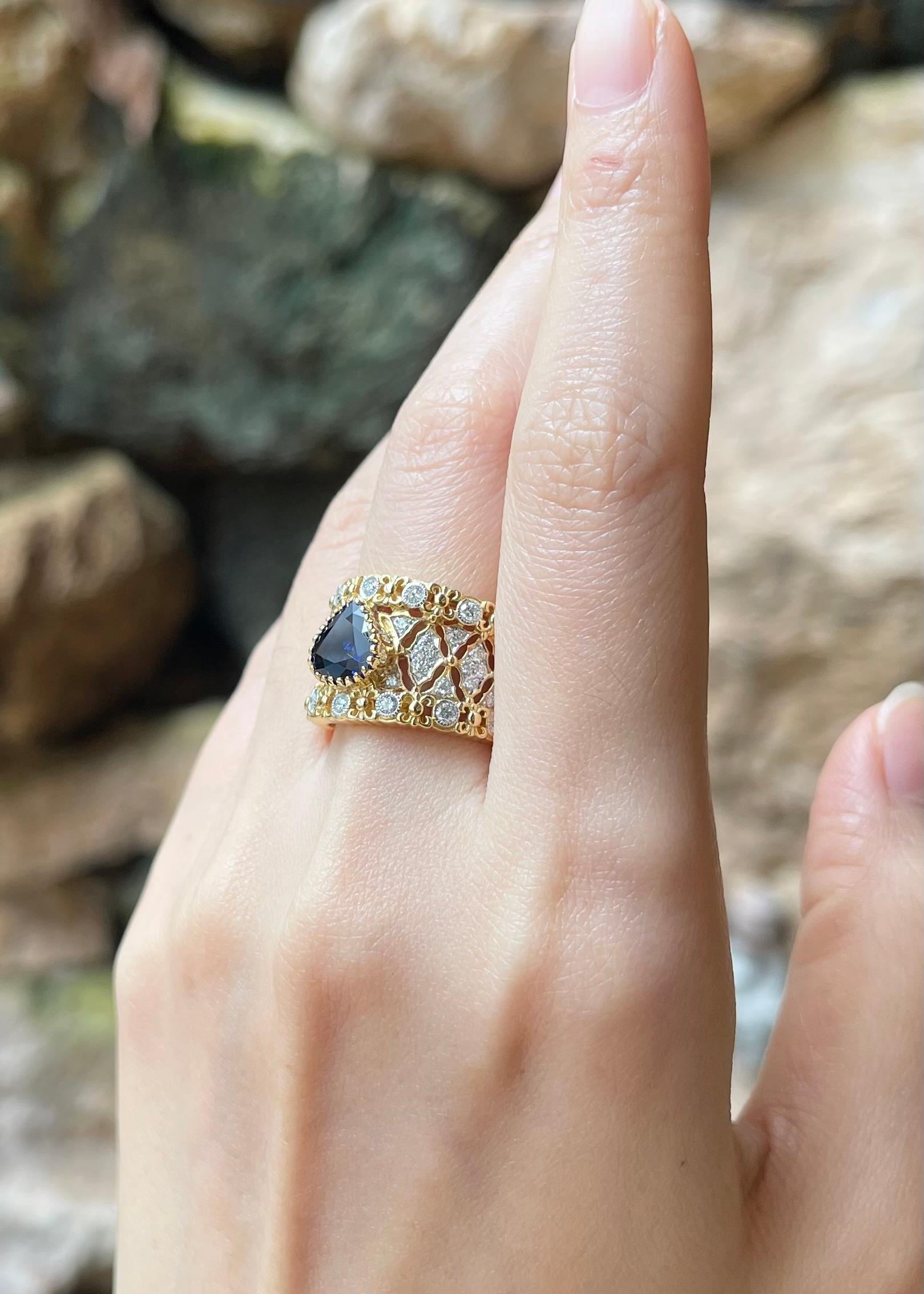 Anello con zaffiro blu di Ceylon e diamanti con montatura in oro 18 carati In condizioni Nuovo in vendita a Bangkok, TH