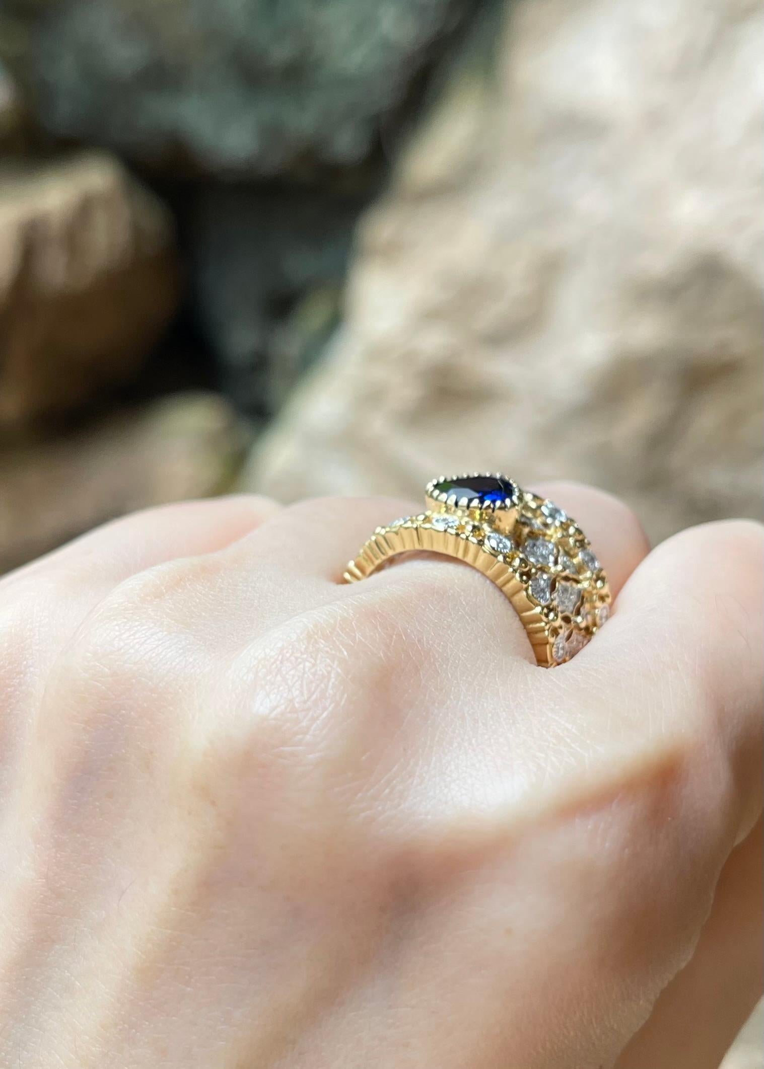 Donna Anello con zaffiro blu di Ceylon e diamanti con montatura in oro 18 carati in vendita