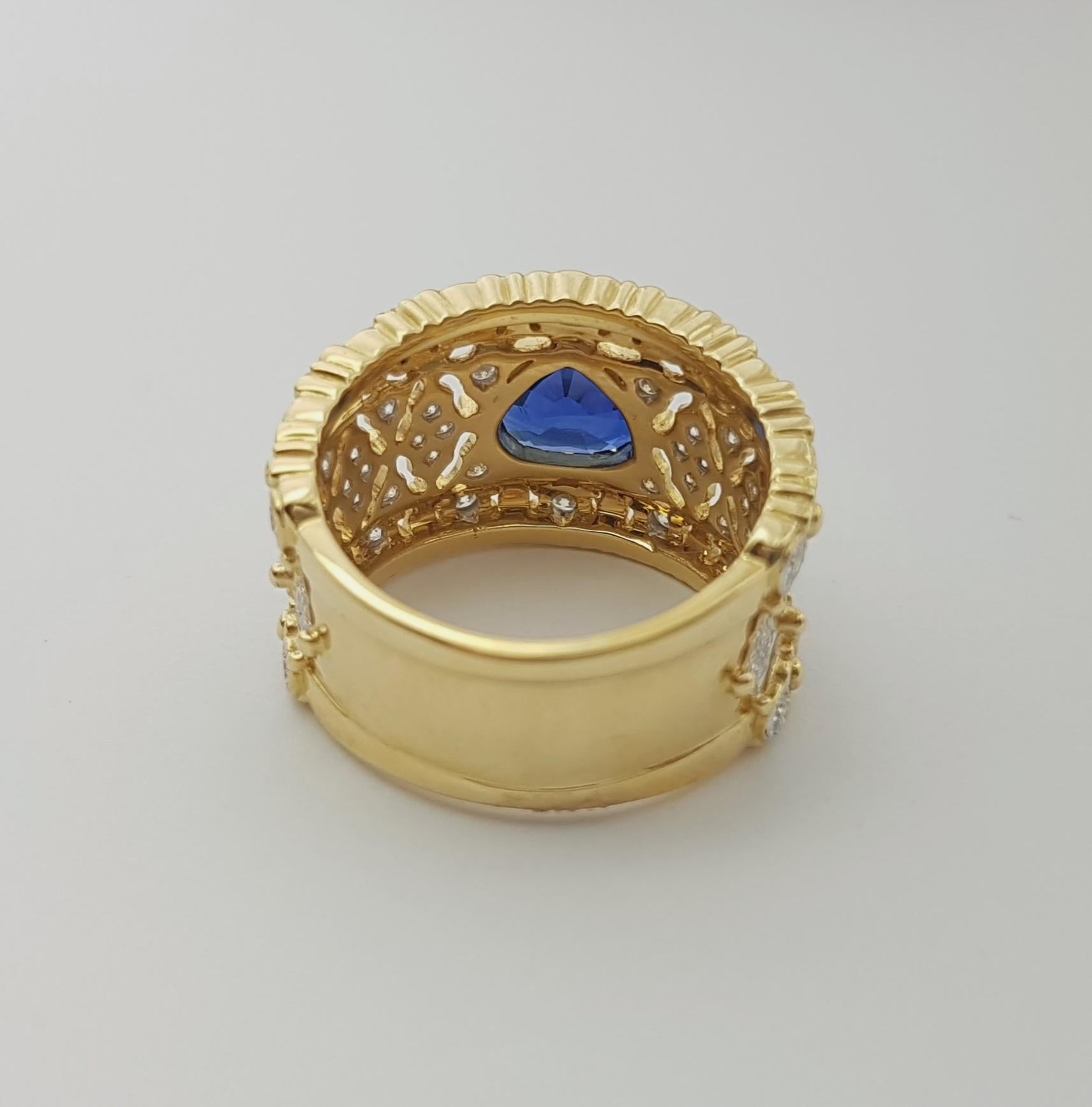 Anello con zaffiro blu di Ceylon e diamanti con montatura in oro 18 carati in vendita 2