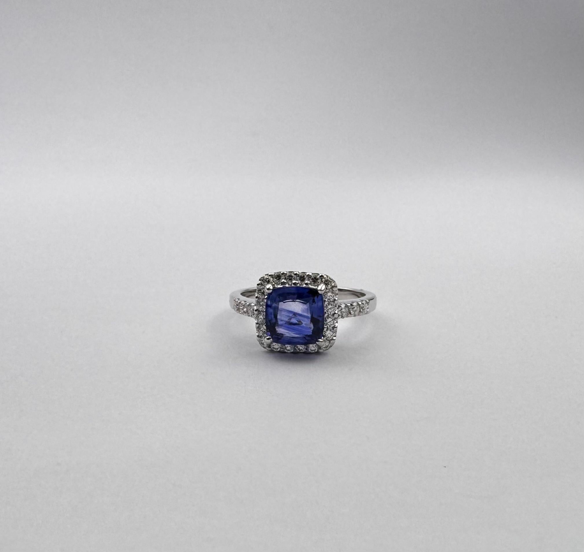 Bague en or blanc 18K sertie de saphirs bleus de Ceylan et de diamants en vente 4
