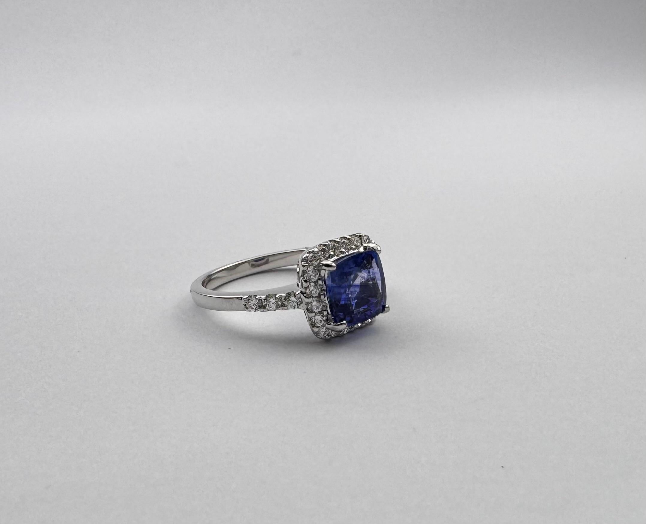 Bague en or blanc 18K sertie de saphirs bleus de Ceylan et de diamants en vente 5