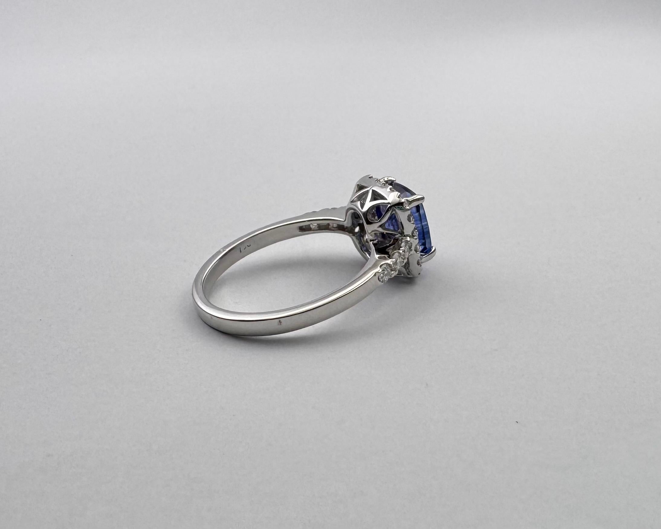 Bague en or blanc 18K sertie de saphirs bleus de Ceylan et de diamants en vente 6